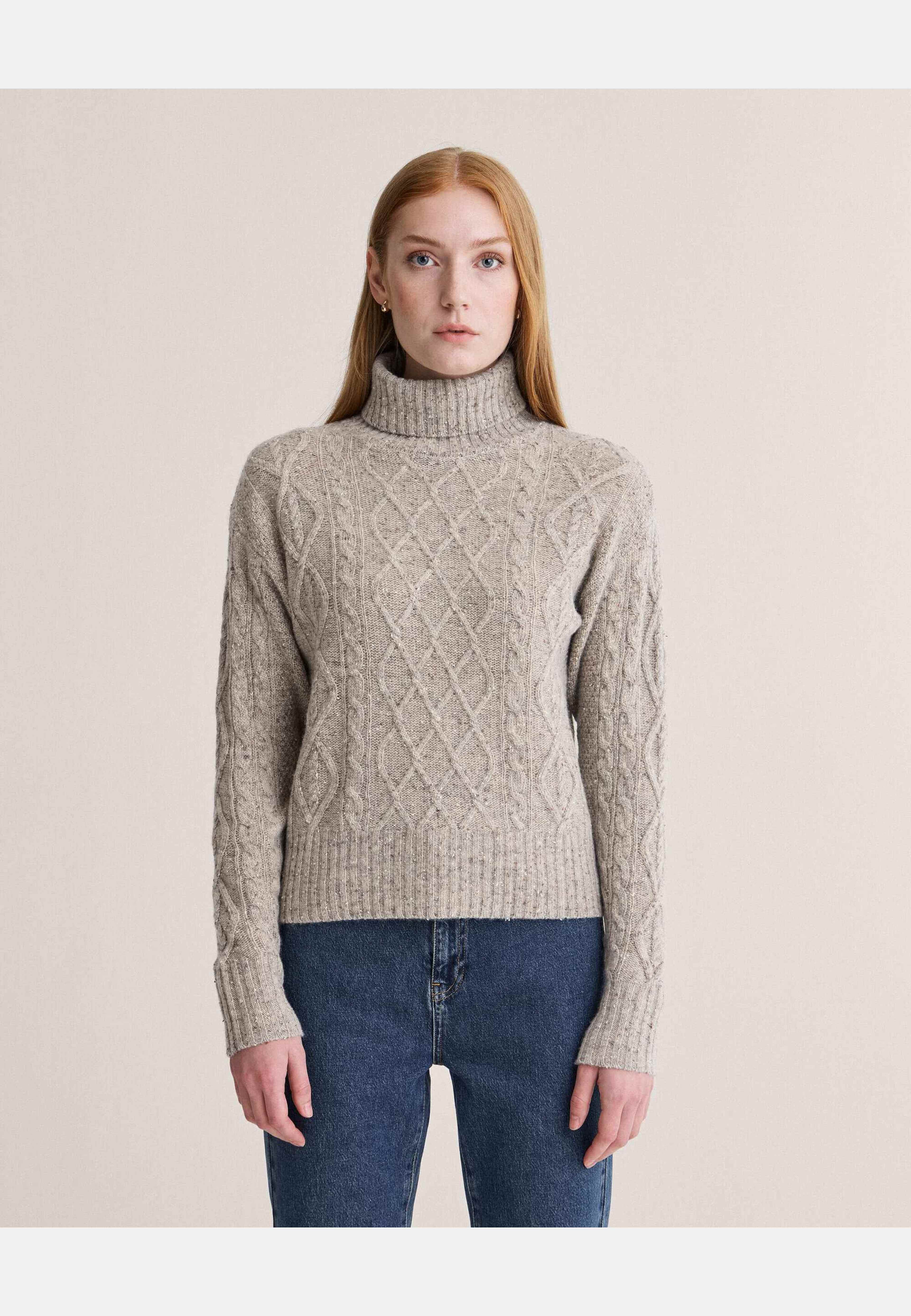 Simone Tweed Turtleneck Sweater, från Newhouse, i färgen beige. Klicka för att öppna bilden i stort format
