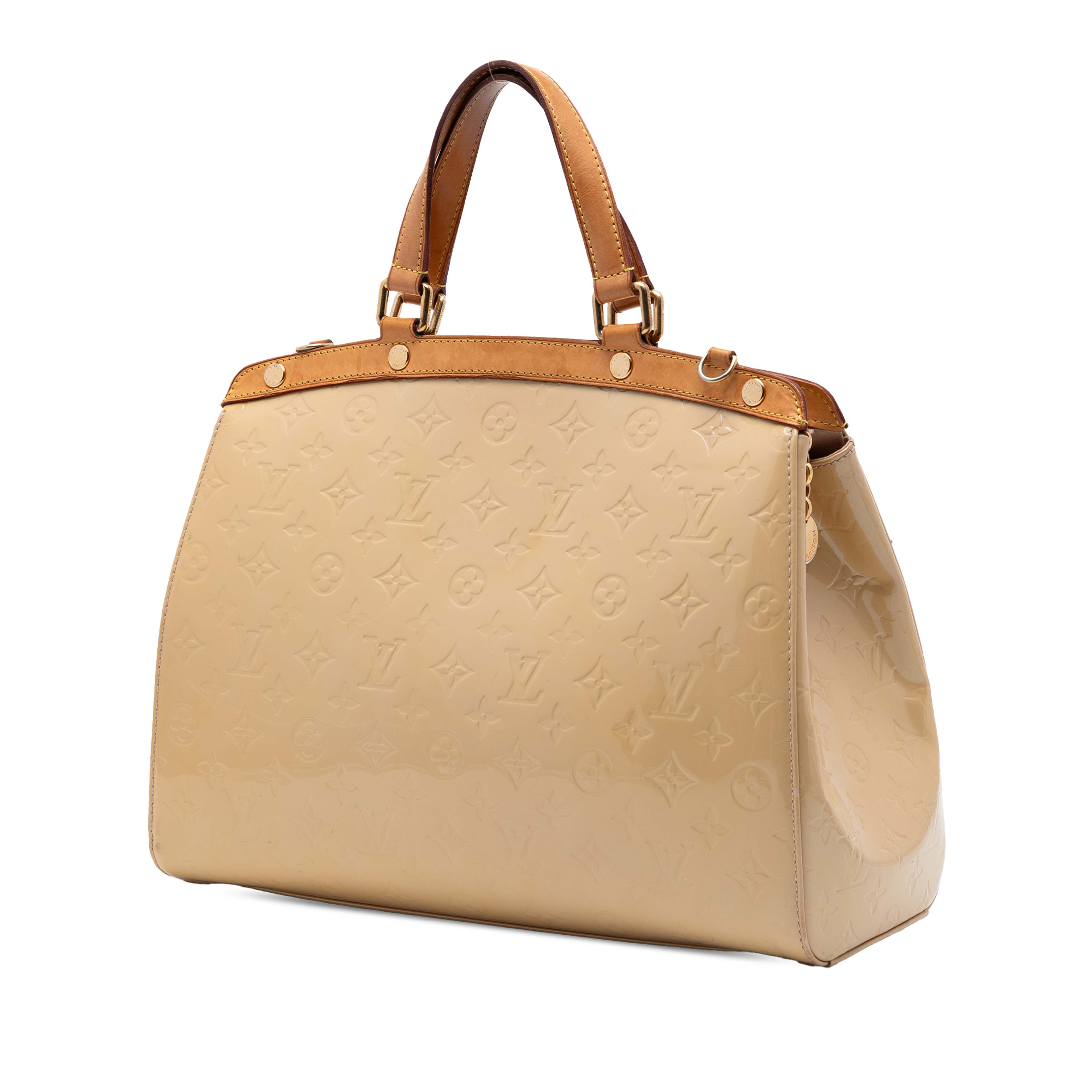 Louis Vuitton Monogram Vernis Brea Gm, från Luxclusif, i färgen beige. Klicka för att öppna bilden i stort format
