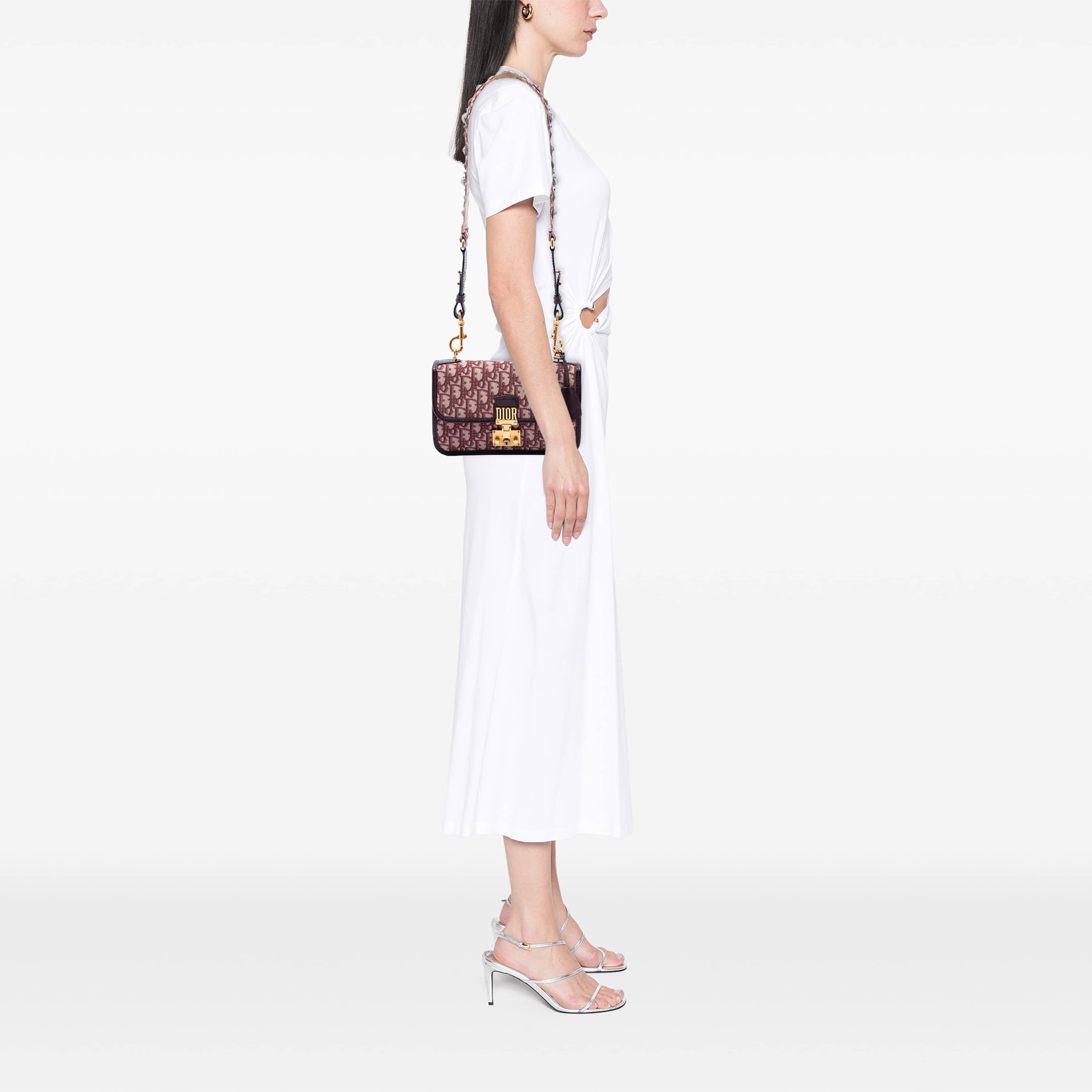 Dior Oblique Canvas Dioraddict Flap, från Luxclusif, i färgen röd. Klicka för att öppna bilden i stort format