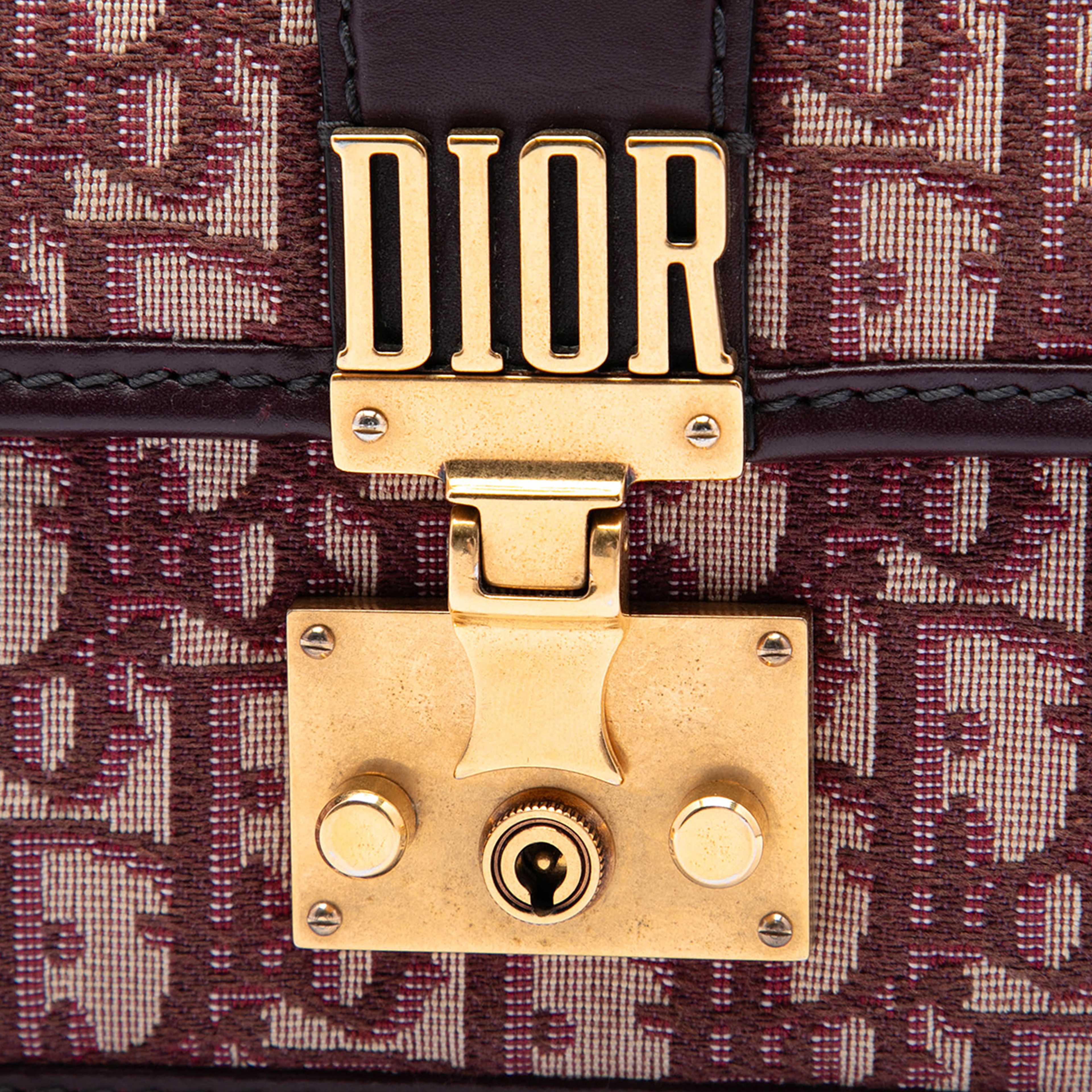 Dior Oblique Canvas Dioraddict Flap, från Luxclusif, i färgen röd. Klicka för att öppna bilden i stort format