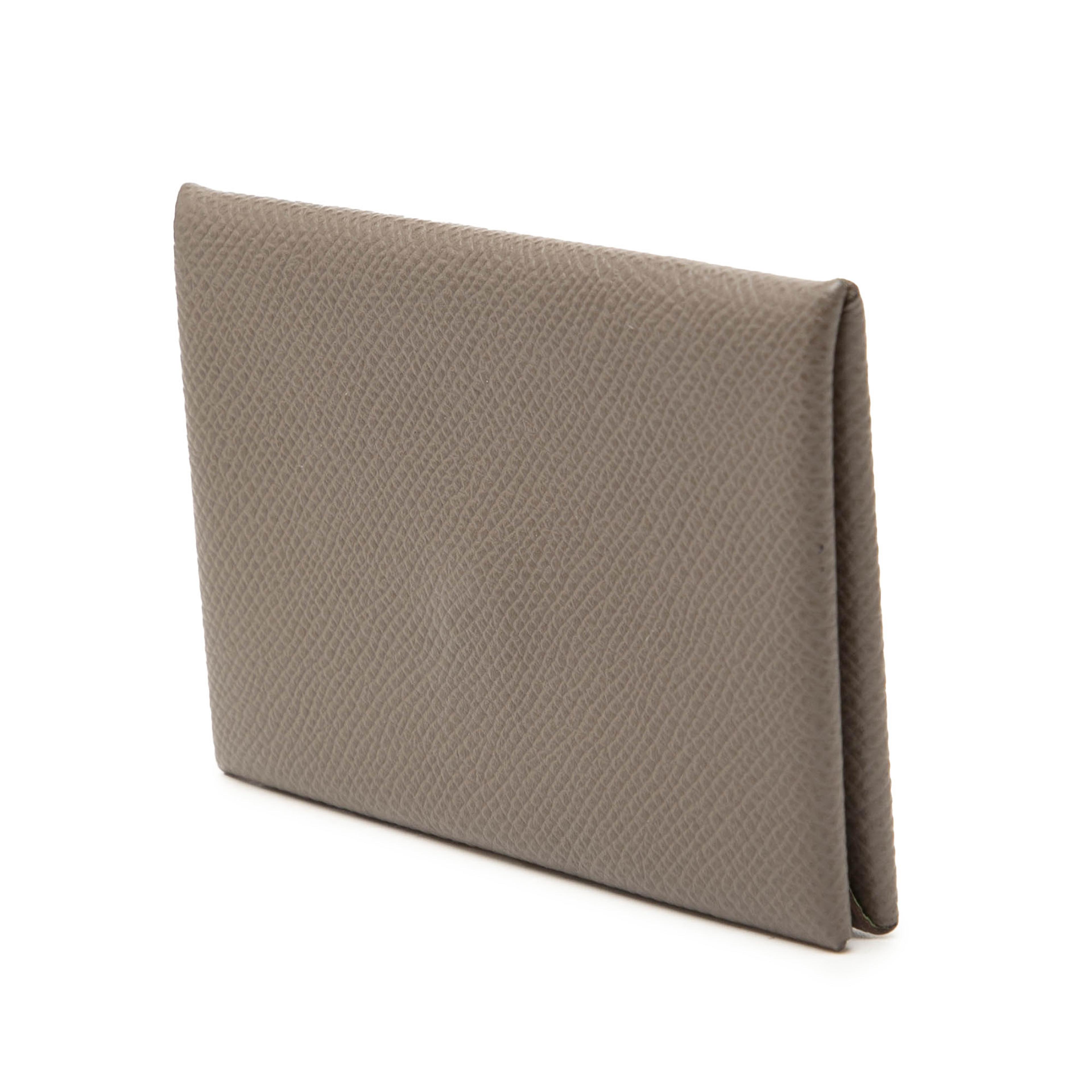Hermès Epsom Calvi Verso Card Holder, från Luxclusif, i färgen taupe. Klicka för att öppna bilden i stort format