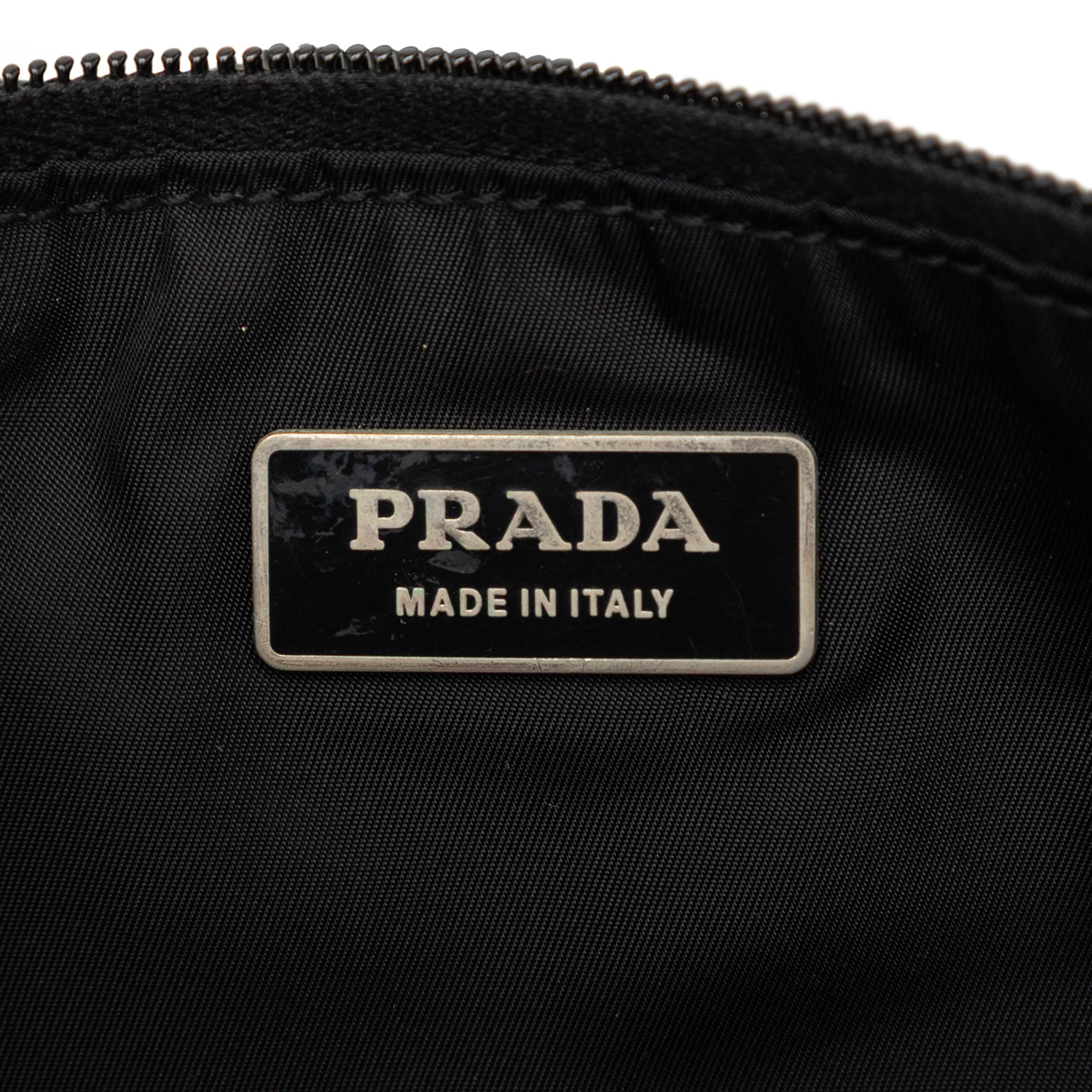Prada Tessuto Multi Pocket Belt Bag, från Luxclusif, i färgen black. Klicka för att öppna bilden i stort format