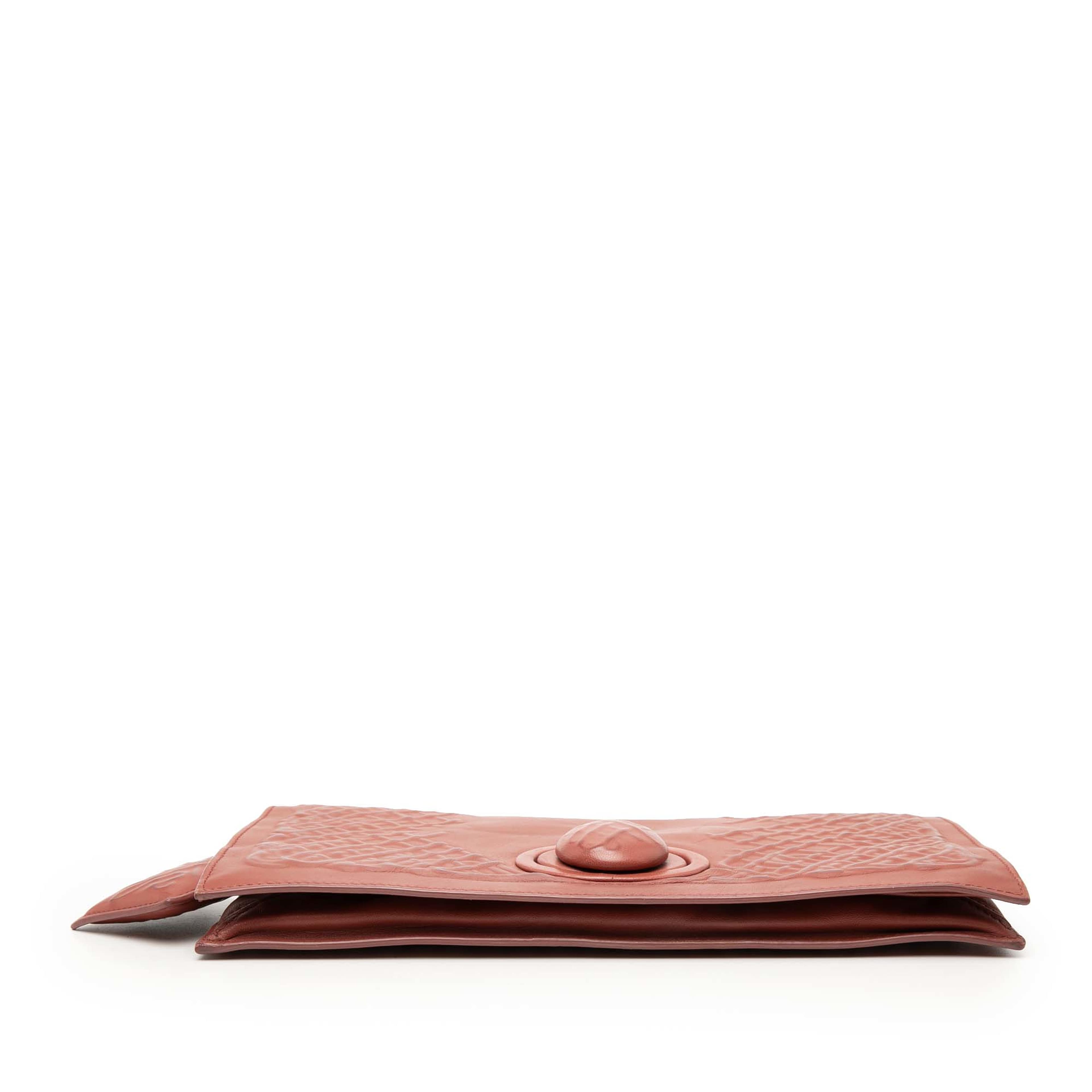 Bottega Veneta Nappa Embossed Intrecciato Turn Lock Clutch, från Luxclusif, i färgen brun. Klicka för att öppna bilden i stort format
