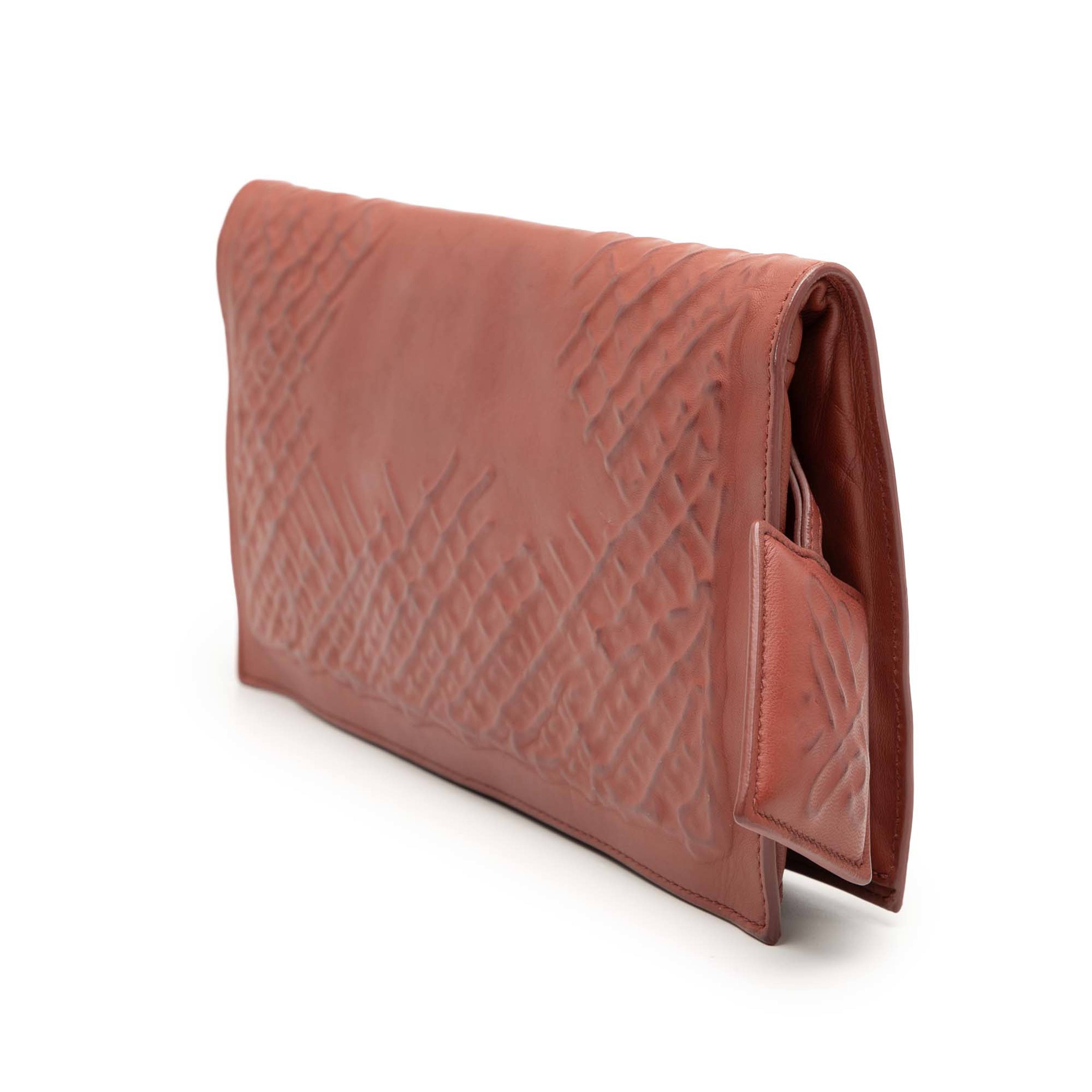 Bottega Veneta Nappa Embossed Intrecciato Turn Lock Clutch, från Luxclusif, i färgen rust. Klicka för att öppna bilden i stort format