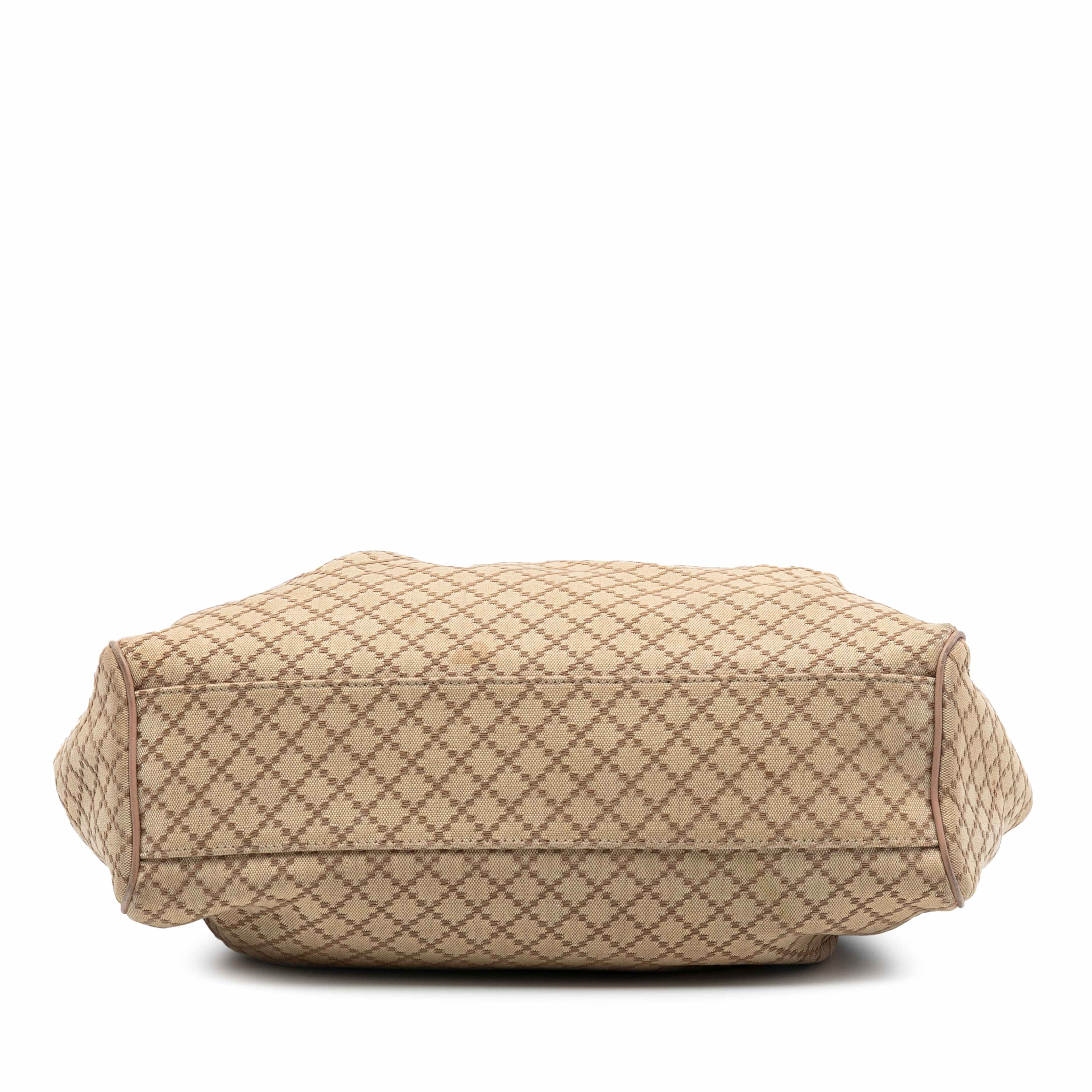 Gucci Medium Diamante Canvas Sukey Tote, från Luxclusif, i färgen beige. Klicka för att öppna bilden i stort format