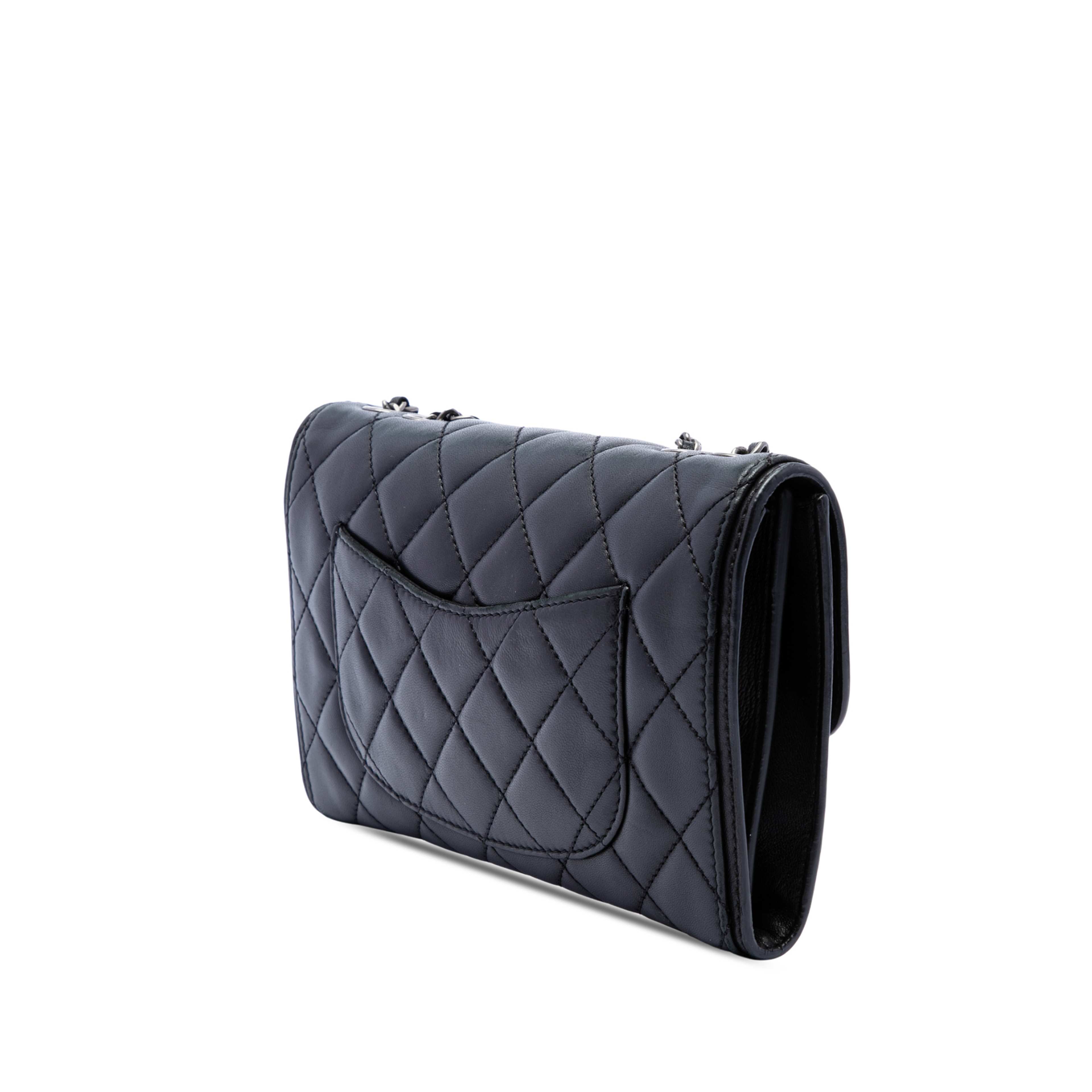 Chanel Small Quilted Lambskin Citizen Zip Flap, från Luxclusif, i färgen svart. Klicka för att öppna bilden i stort format