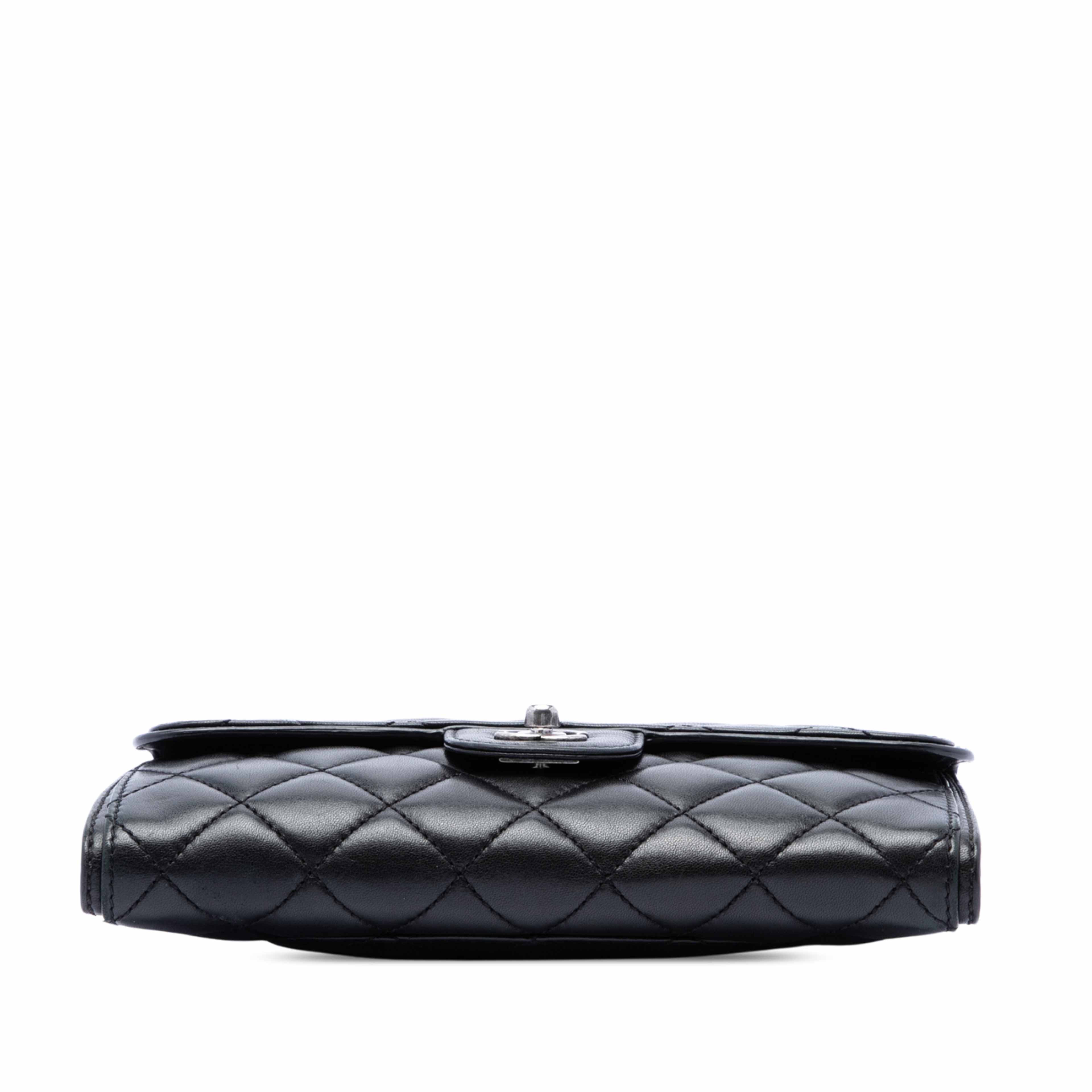 Chanel Small Quilted Lambskin Citizen Zip Flap, från Luxclusif, i färgen svart. Klicka för att öppna bilden i stort format
