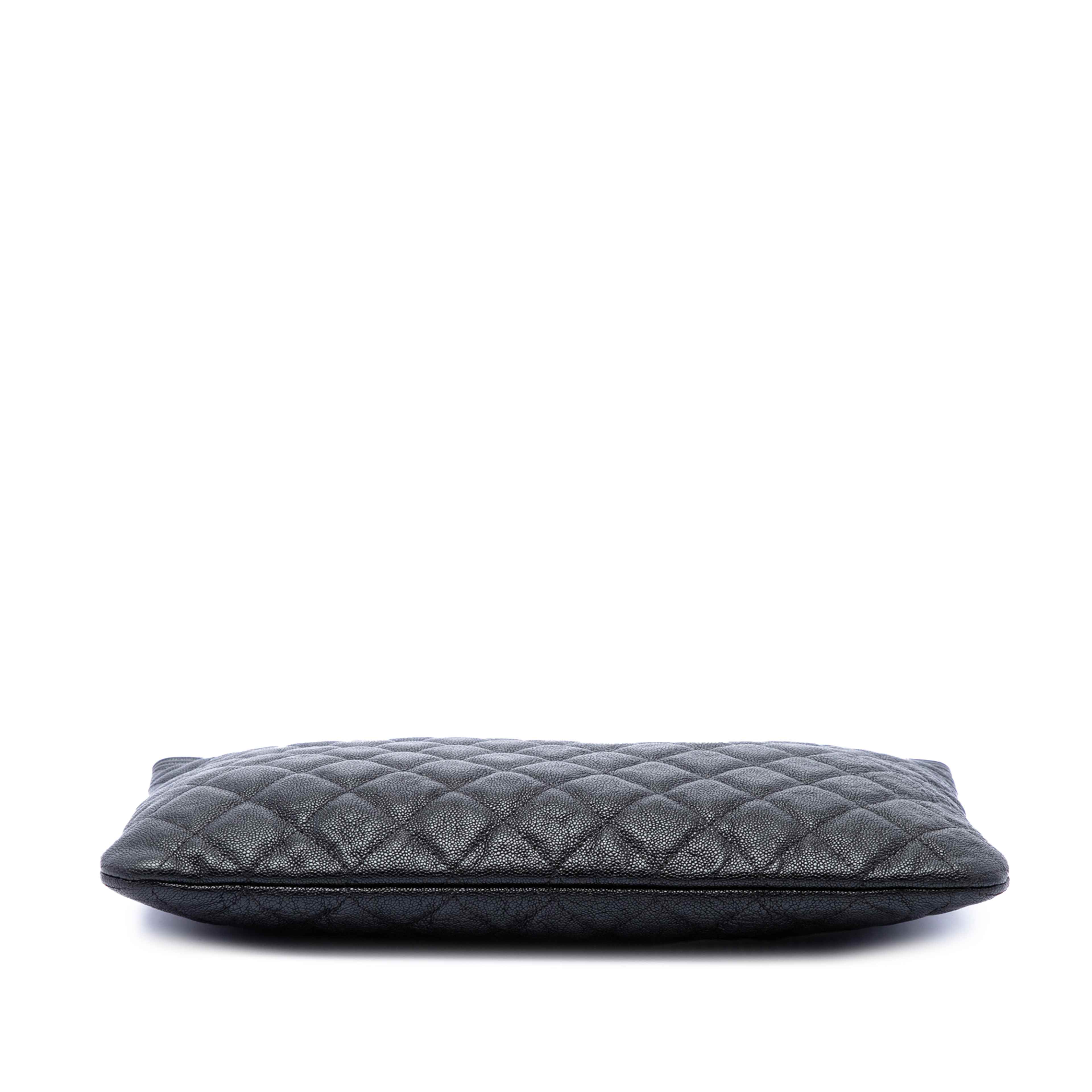 Chanel Medium Quilted Caviar Boy O Case Clutch, från Luxclusif, i färgen svart. Klicka för att öppna bilden i stort format