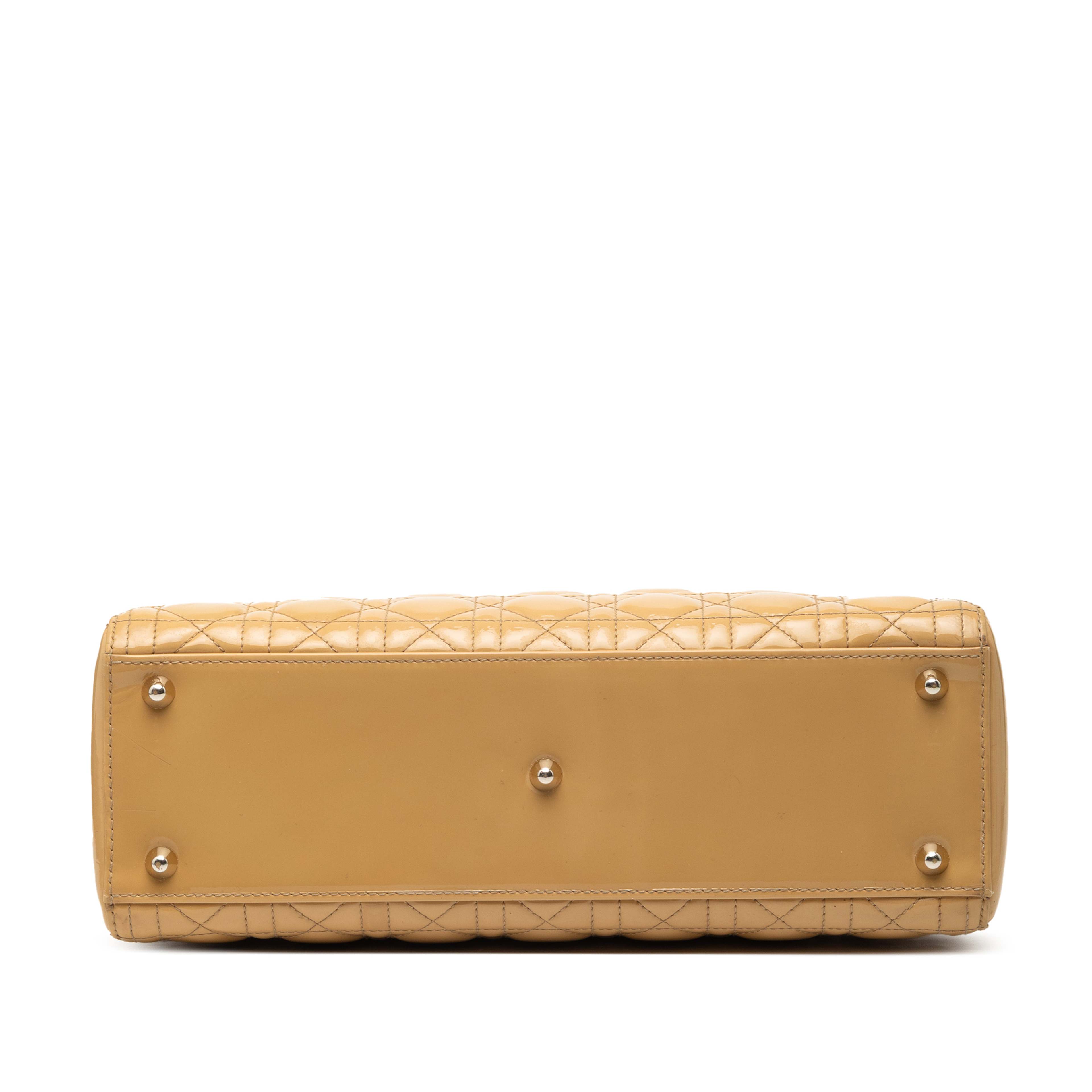 Dior Large Patent Cannage Lady Dior, från Luxclusif, i färgen beige. Klicka för att öppna bilden i stort format