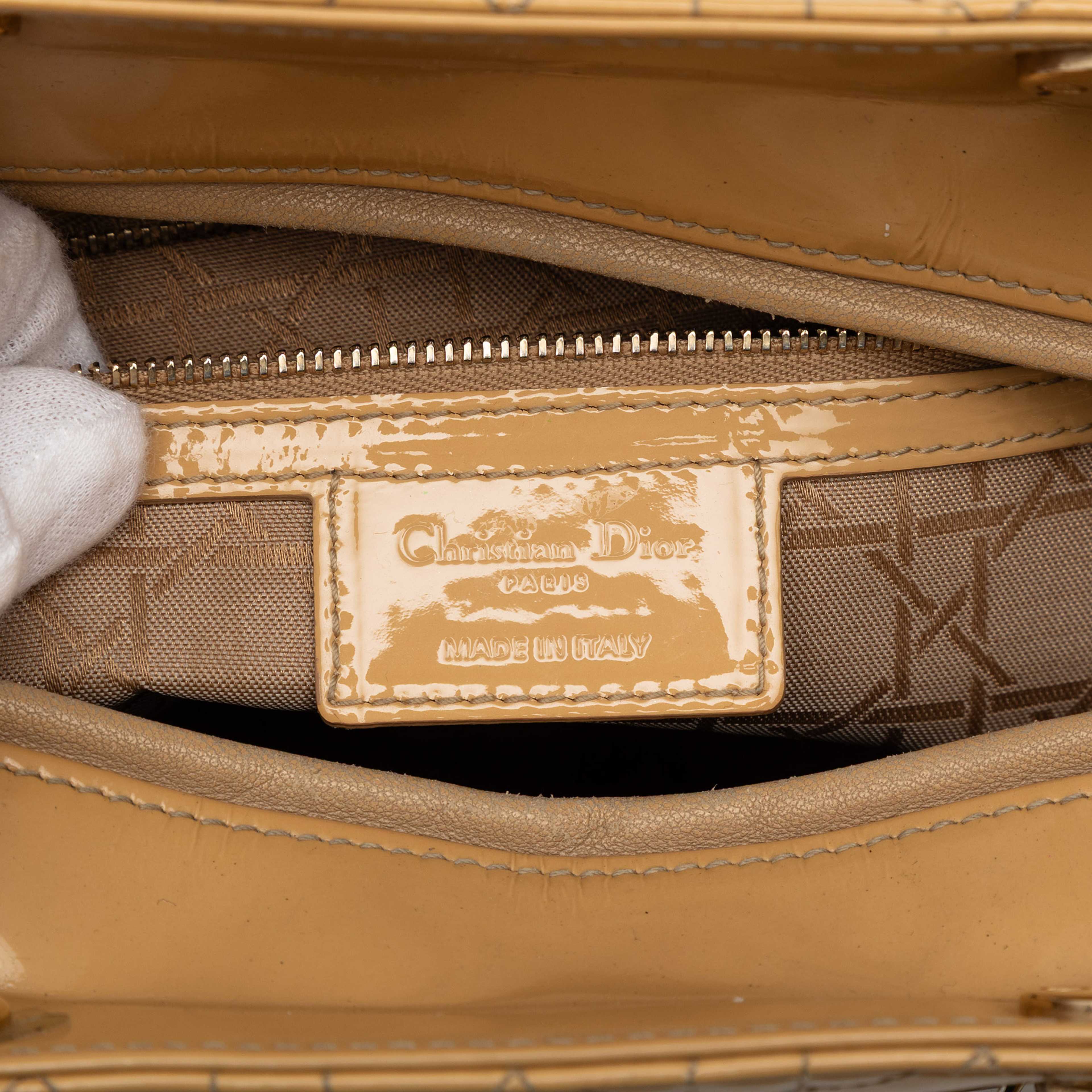 Dior Large Patent Cannage Lady Dior, från Luxclusif, i färgen beige. Klicka för att öppna bilden i stort format