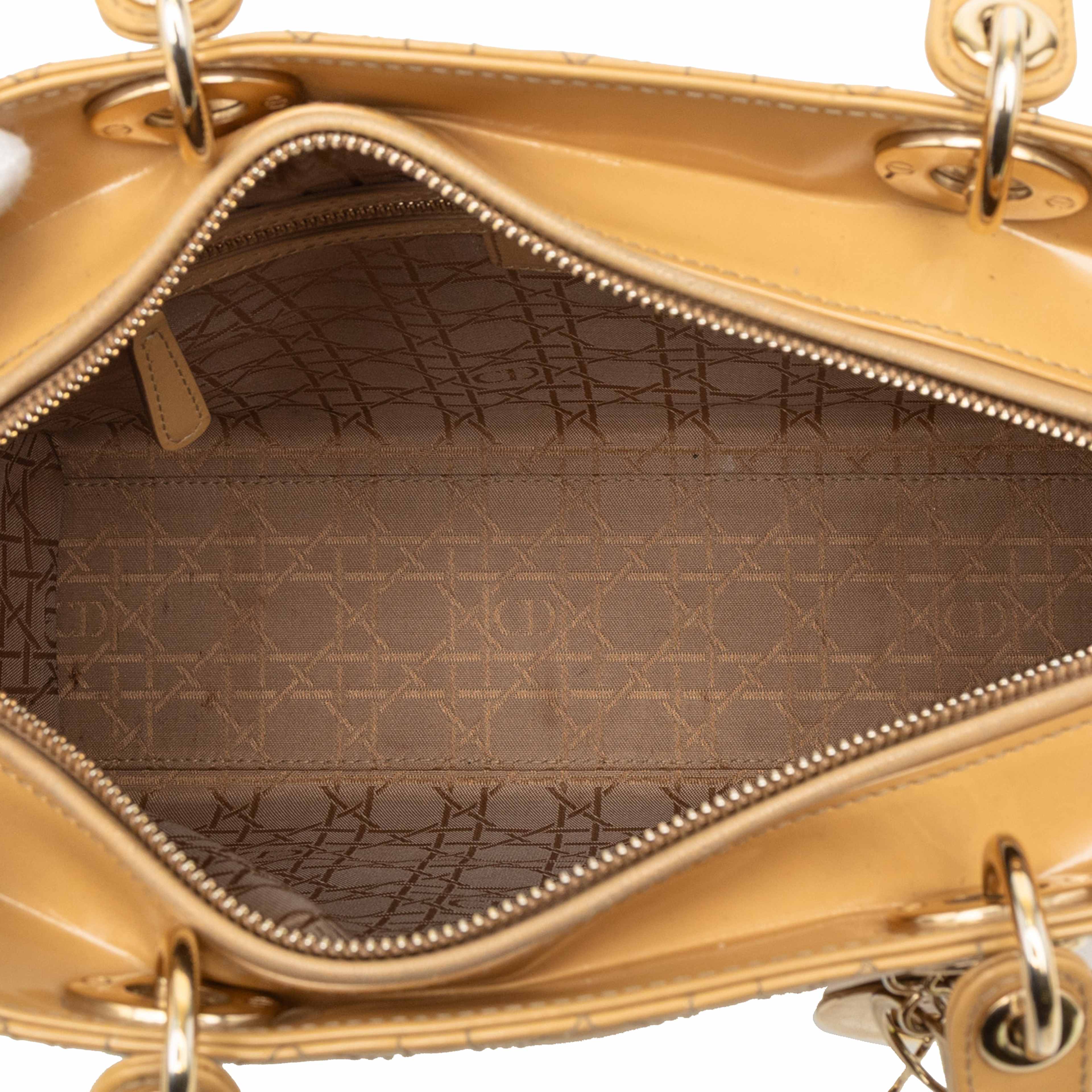 Dior Large Patent Cannage Lady Dior, från Luxclusif, i färgen beige. Klicka för att öppna bilden i stort format