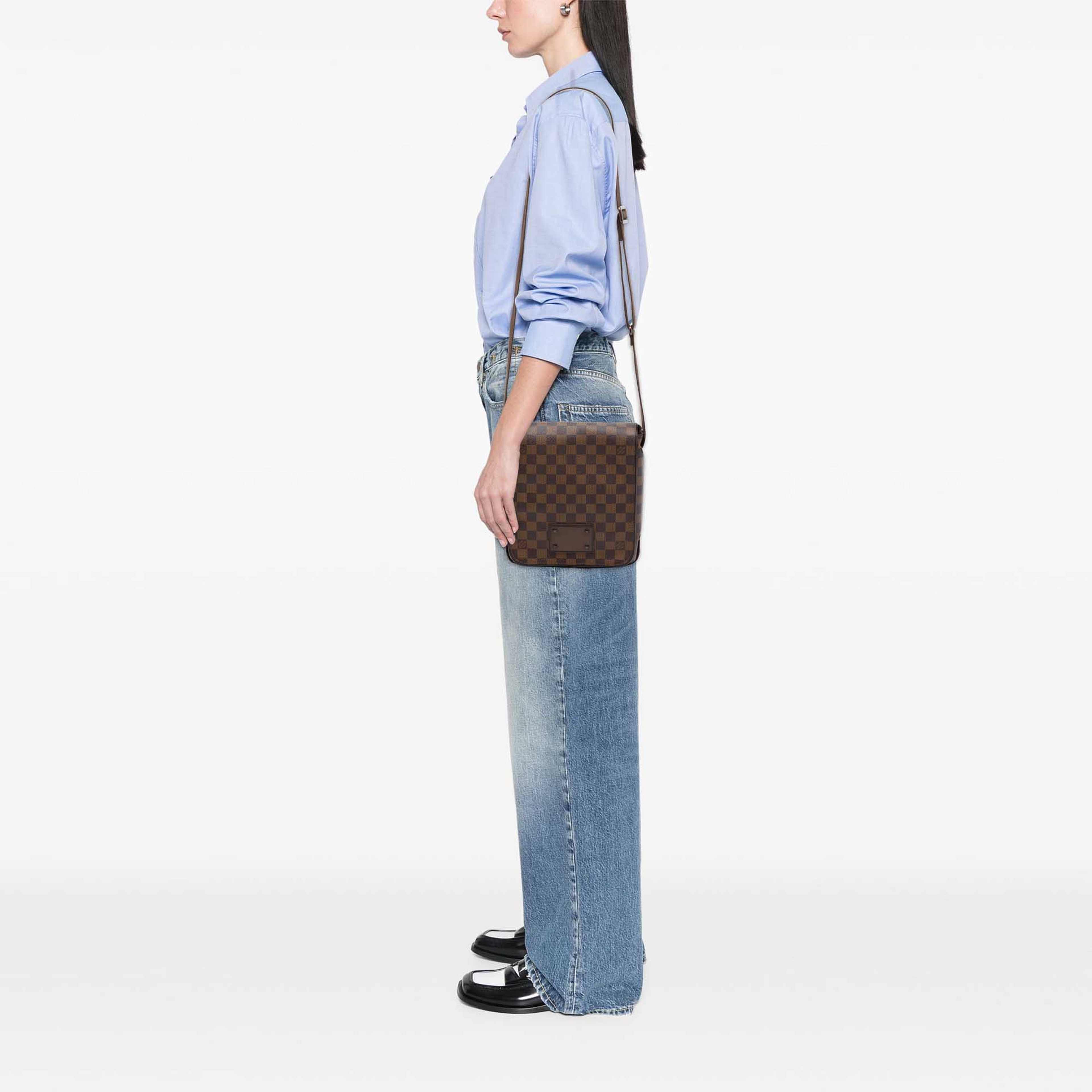 Louis Vuitton Damier Ebene Brooklyn Pm, från Luxclusif, i färgen brun. Klicka för att öppna bilden i stort format