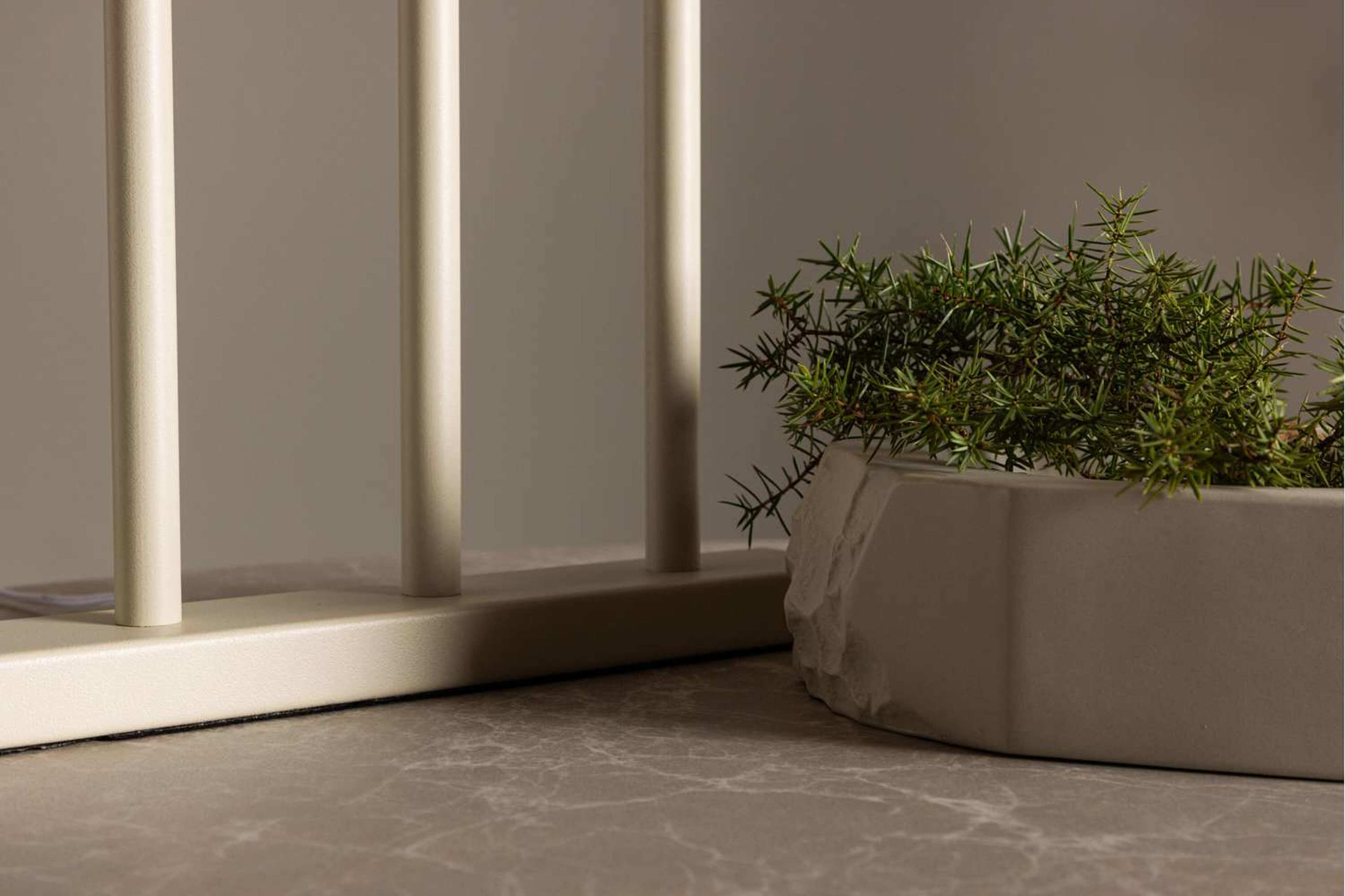 Lofsdalen Bordslampa, från Venture Home, i färgen beige. Klicka för att öppna bilden i stort format