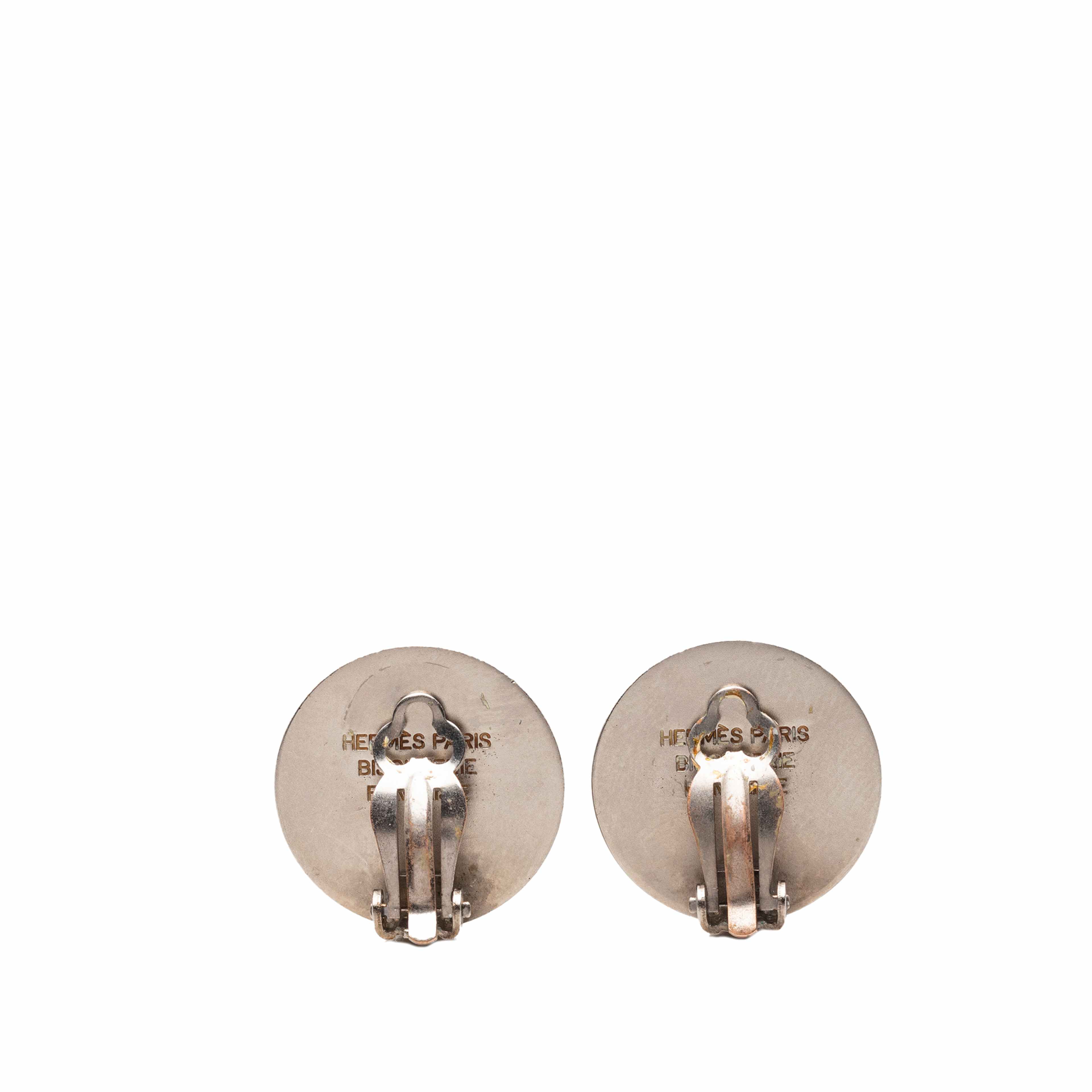 Hermès Palladium Plated Clou De Selle Clip On Earrings, från Luxclusif, i färgen silver. Klicka för att öppna bilden i stort format