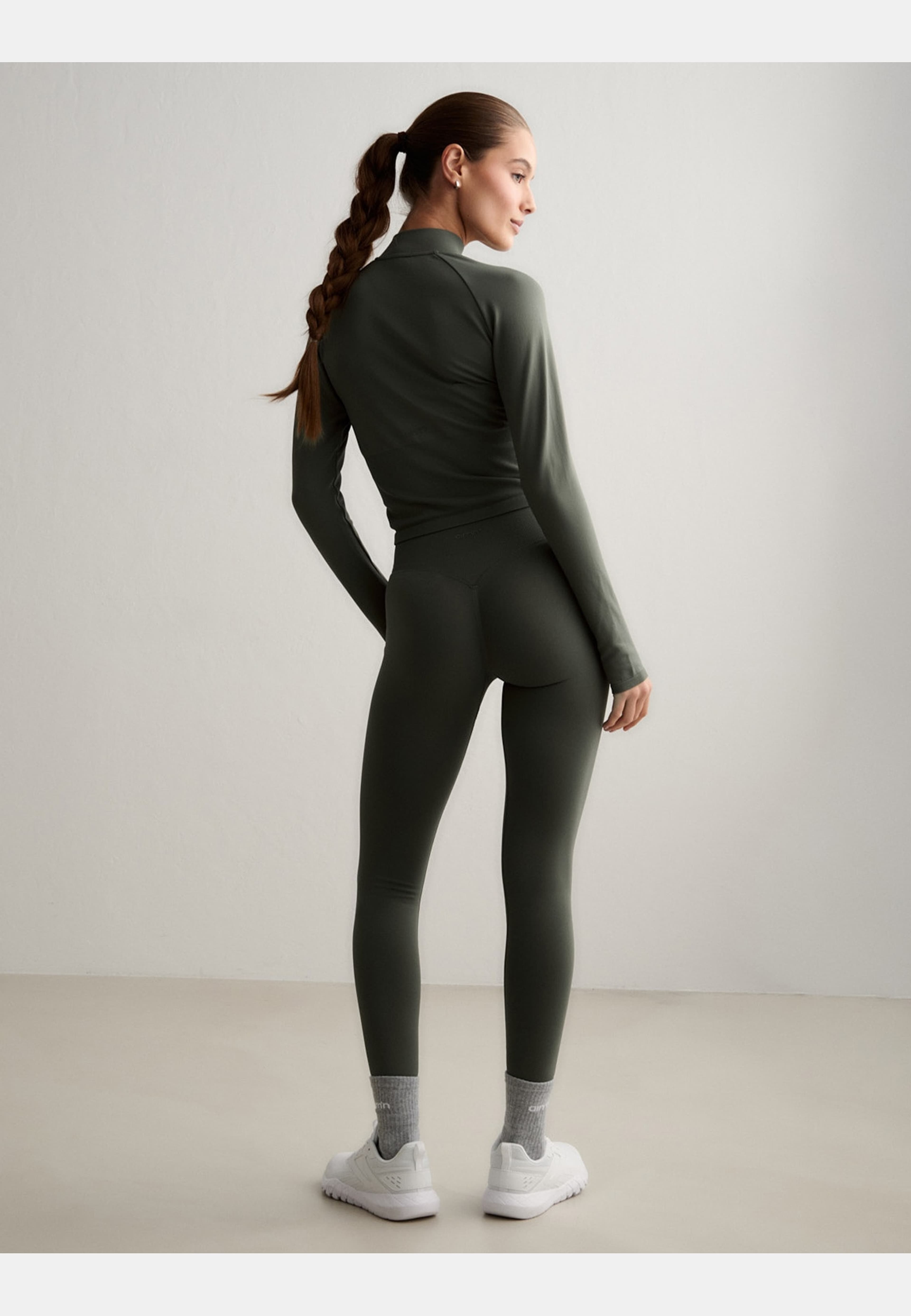Shape Seamless Tights, från aim'n, i färgen ivy. Klicka för att öppna bilden i stort format