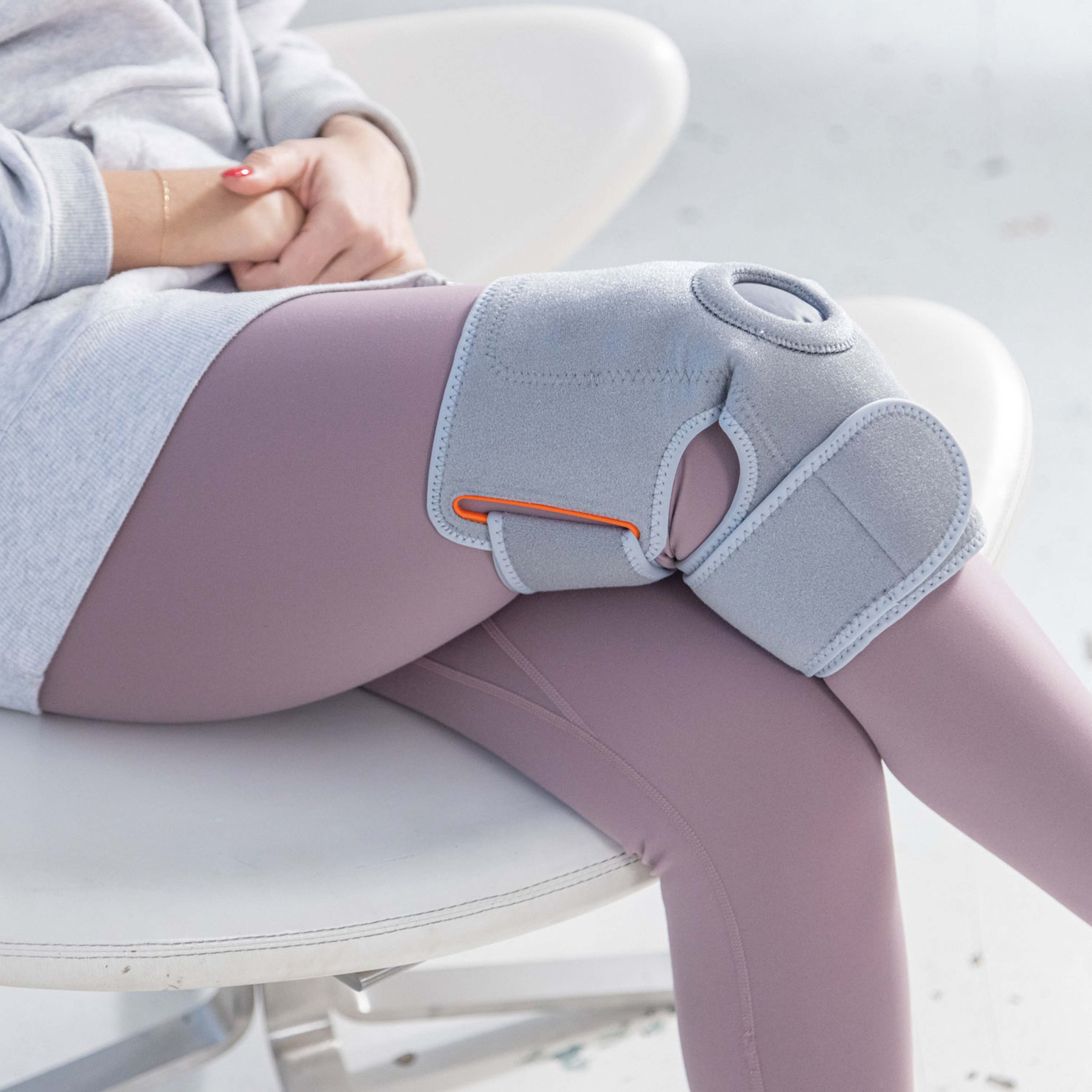 Knäkompression Kall Eller Varm, från Unknown, i färgen beige. Klicka för att öppna bilden i stort format