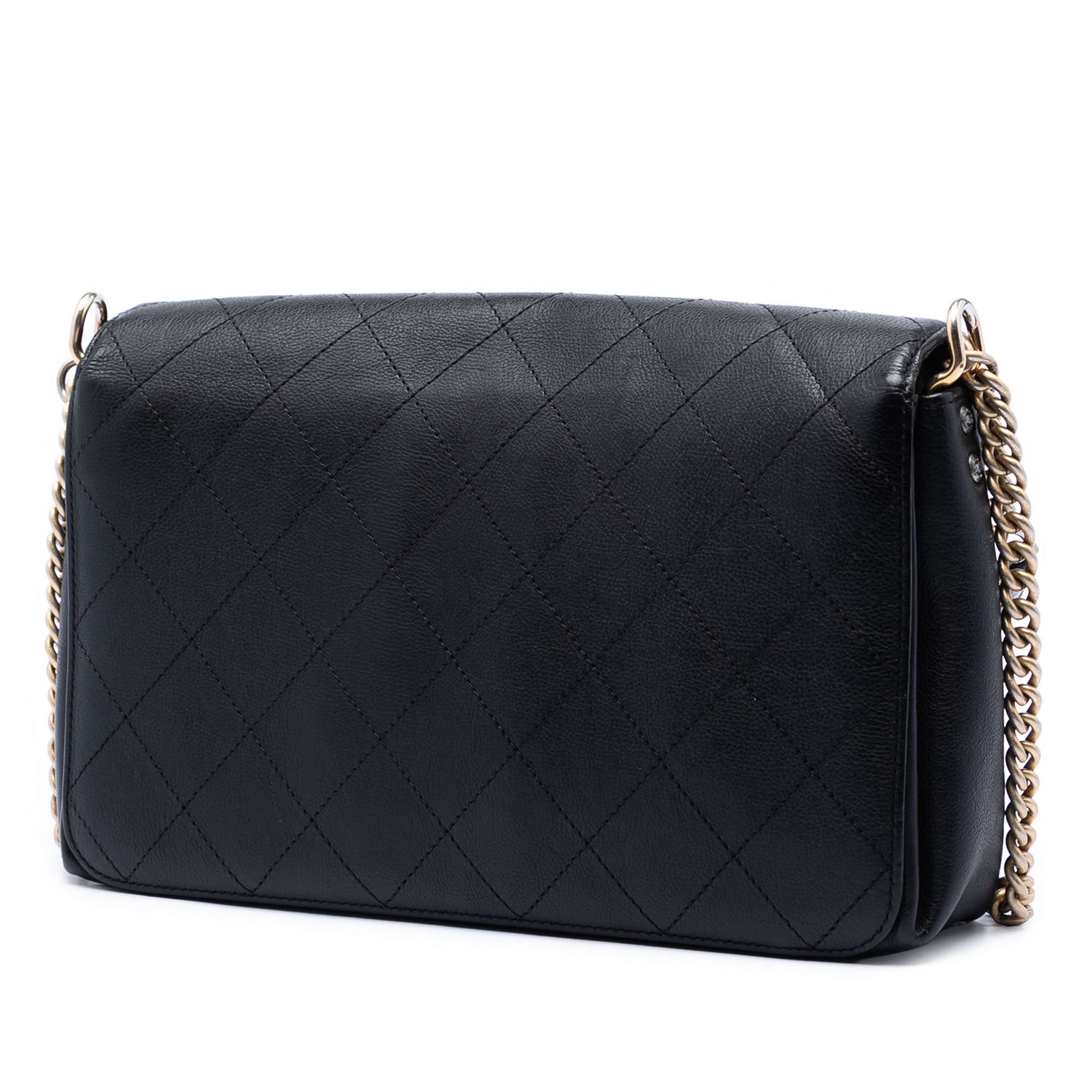 Chanel Medium Quilted Calfskin Straight Lined Flap, från Luxclusif, i färgen black. Klicka för att öppna bilden i stort format