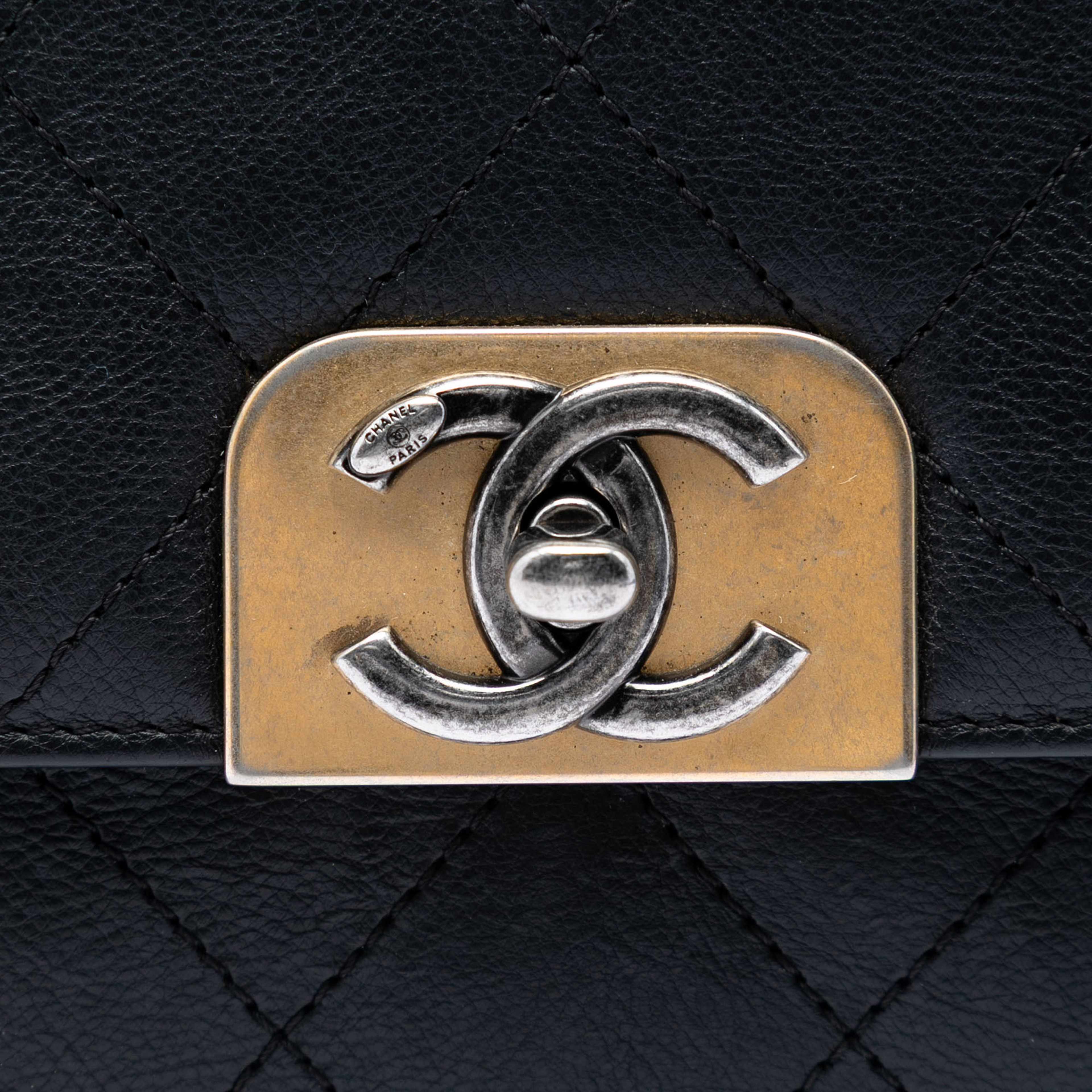 Chanel Medium Quilted Calfskin Straight Lined Flap, från Luxclusif, i färgen black. Klicka för att öppna bilden i stort format