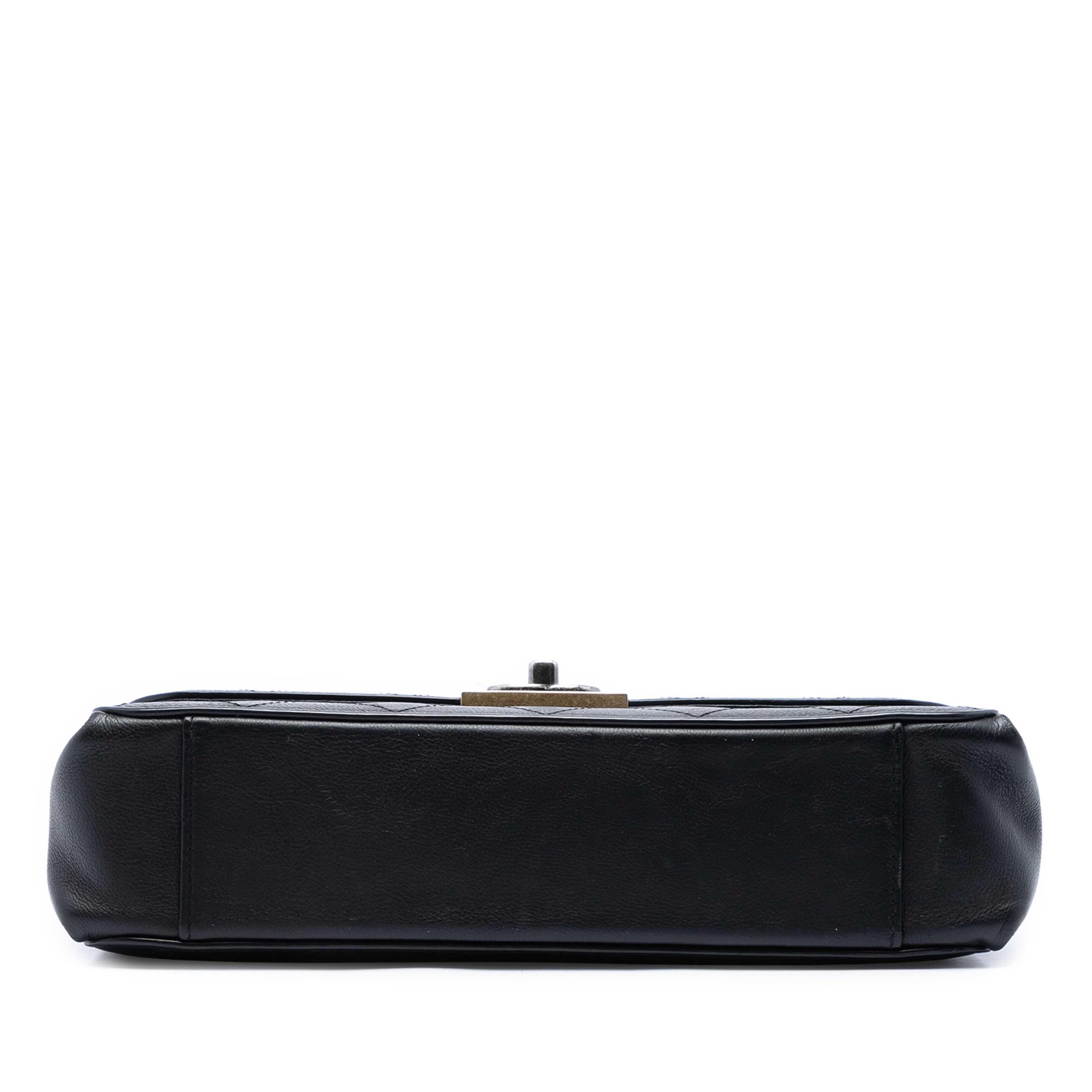 Chanel Medium Quilted Calfskin Straight Lined Flap, från Luxclusif, i färgen black. Klicka för att öppna bilden i stort format