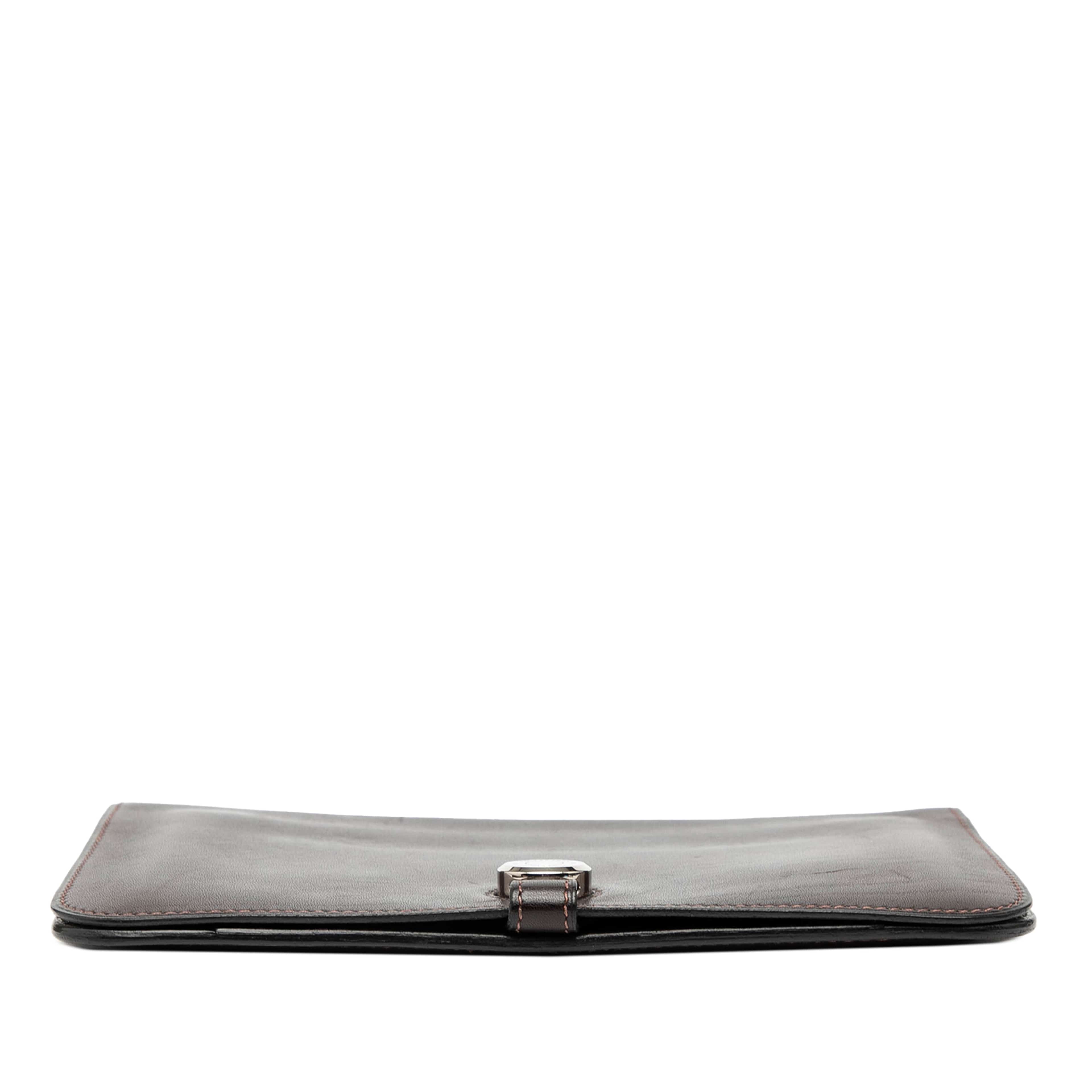 Hermès Swift Dogon Duo Wallet Gm, från Luxclusif, i färgen dark brown. Klicka för att öppna bilden i stort format