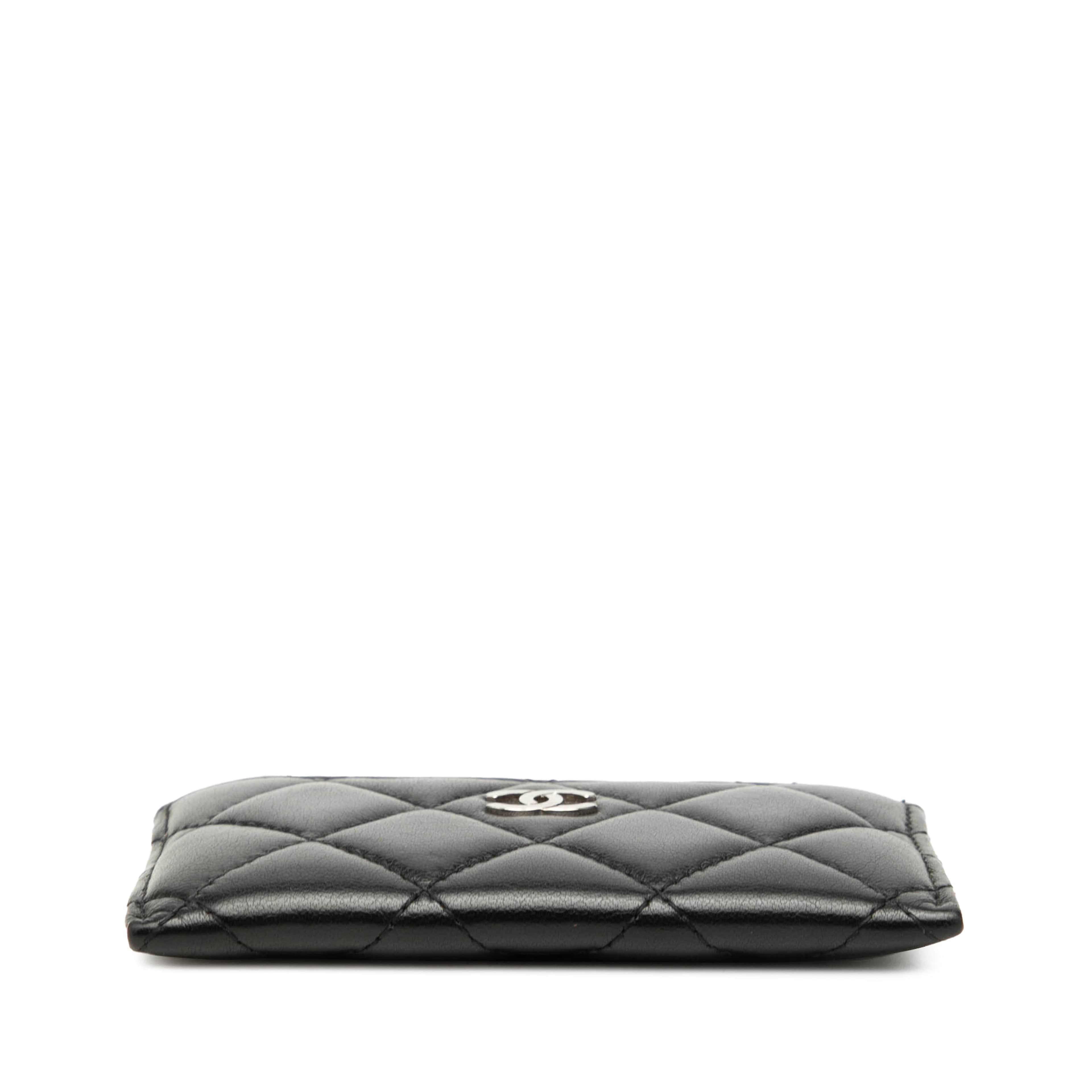Chanel Cc Quilted Lambskin Card Holder, från Luxclusif, i färgen svart. Klicka för att öppna bilden i stort format
