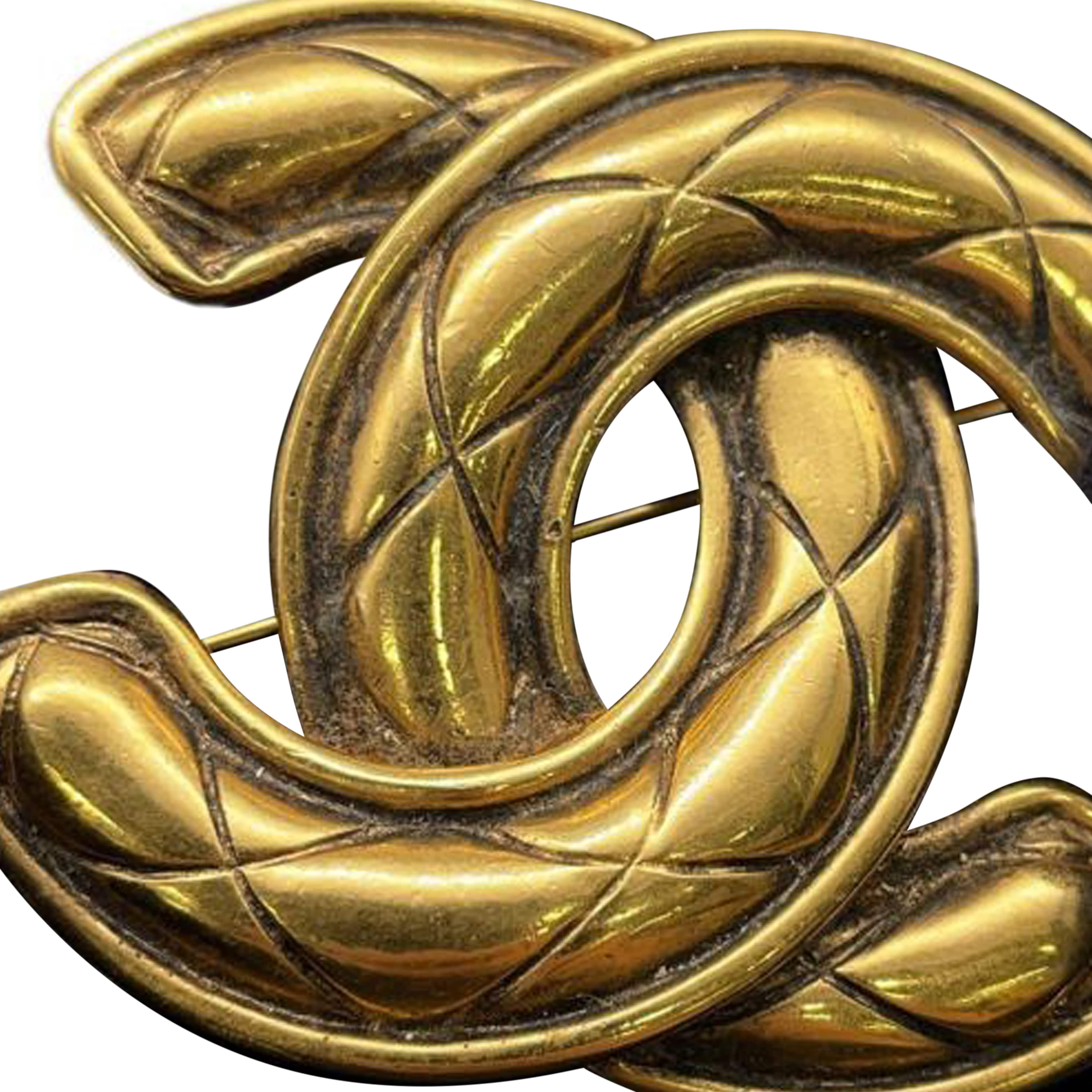 Chanel Gold Plated Cc Quilted Brooch, från Luxclusif, i färgen gold. Klicka för att öppna bilden i stort format