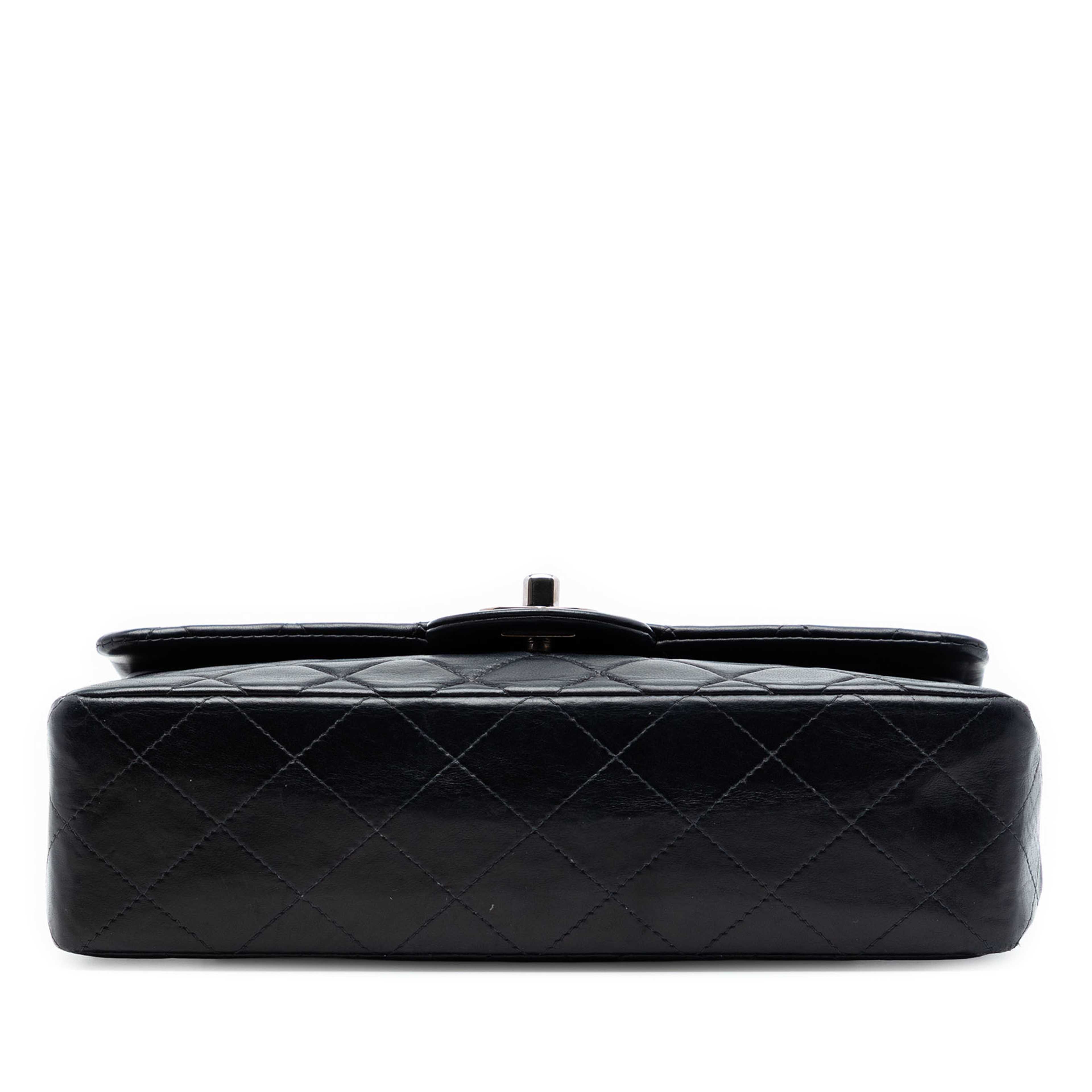 Chanel Small Classic Lambskin Double Flap, från Luxclusif, i färgen svart. Klicka för att öppna bilden i stort format