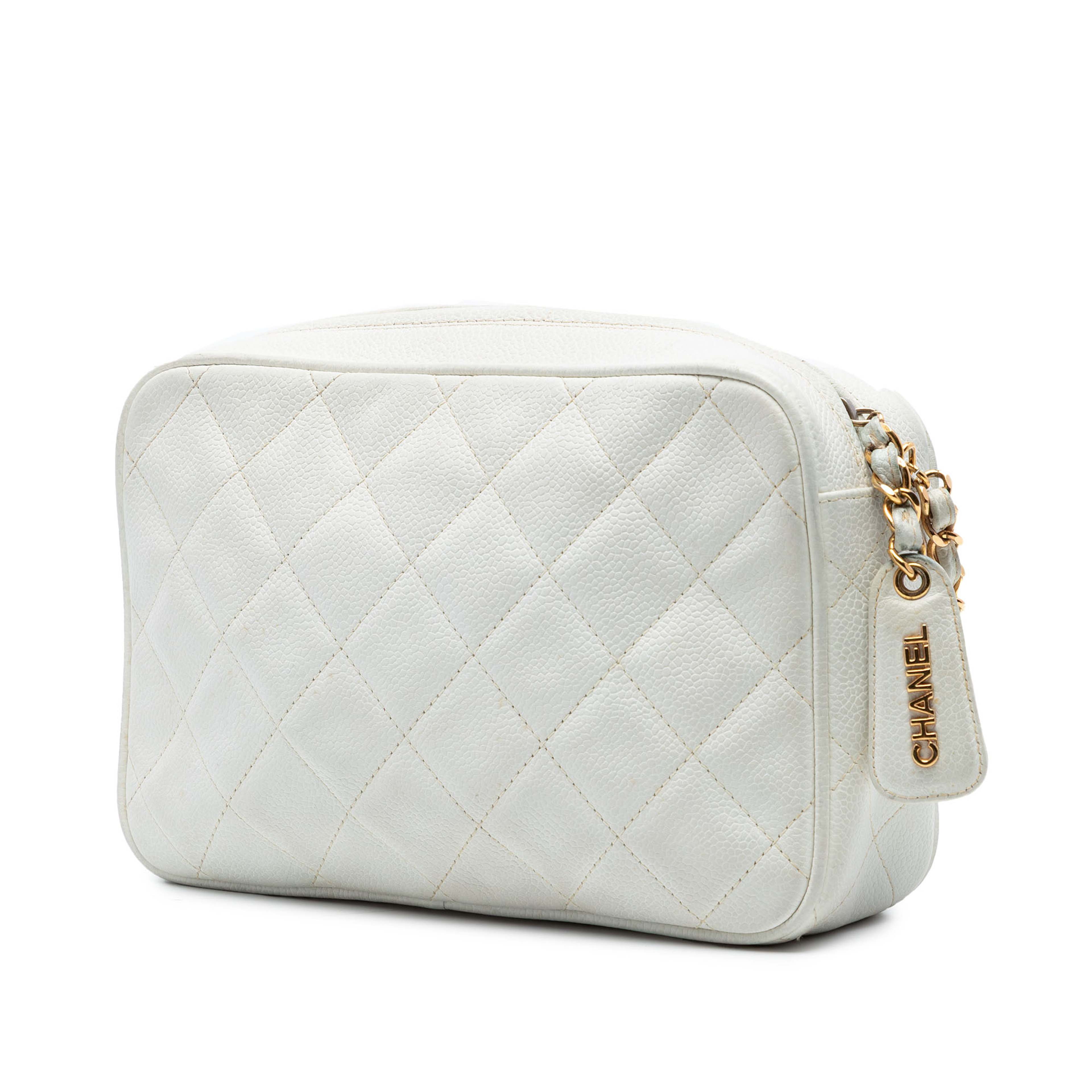 Chanel Cc Quilted Caviar Camera Bag, från Luxclusif, i färgen white. Klicka för att öppna bilden i stort format