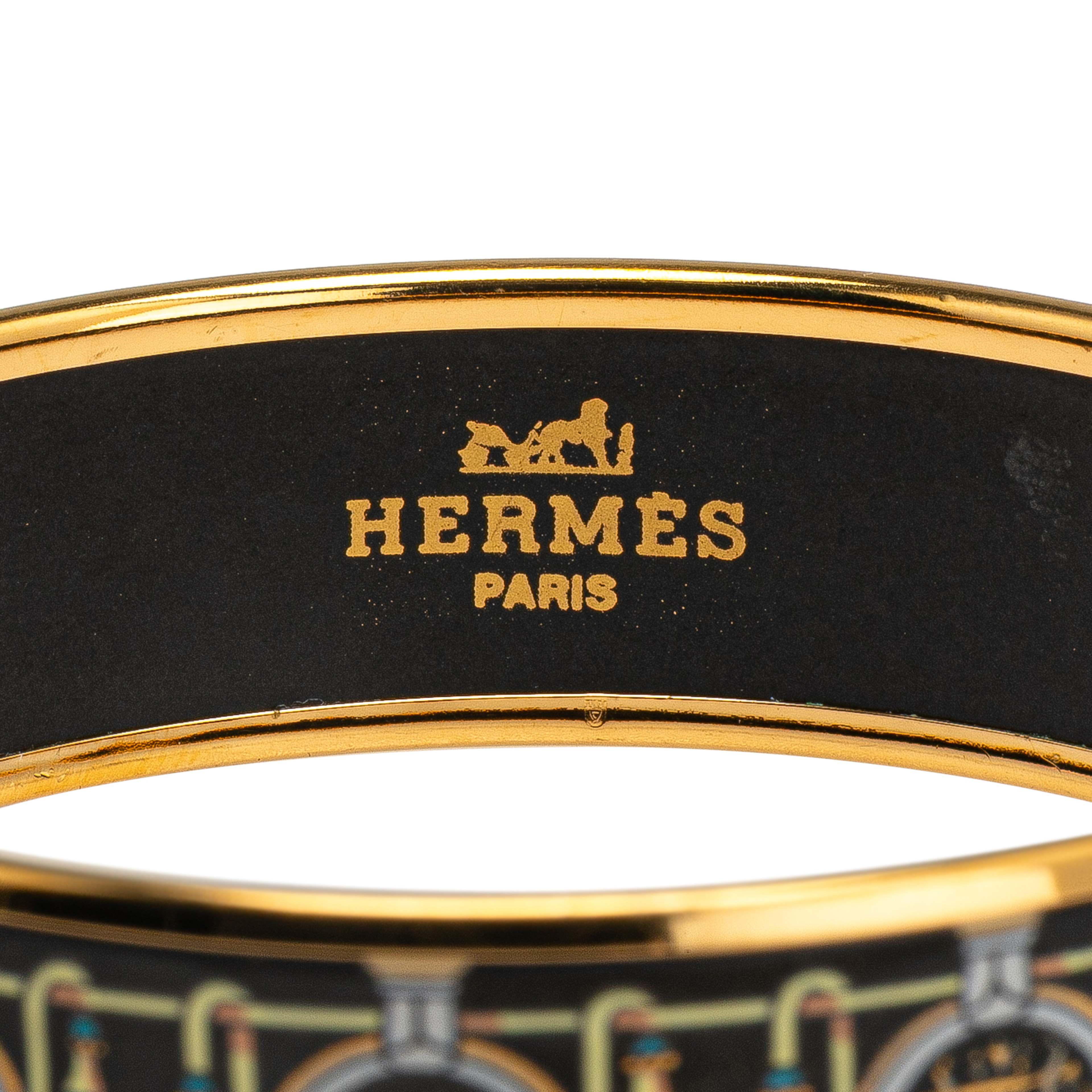 Hermès Wide Enamel Printed Bangle, från Luxclusif, i färgen black. Klicka för att öppna bilden i stort format