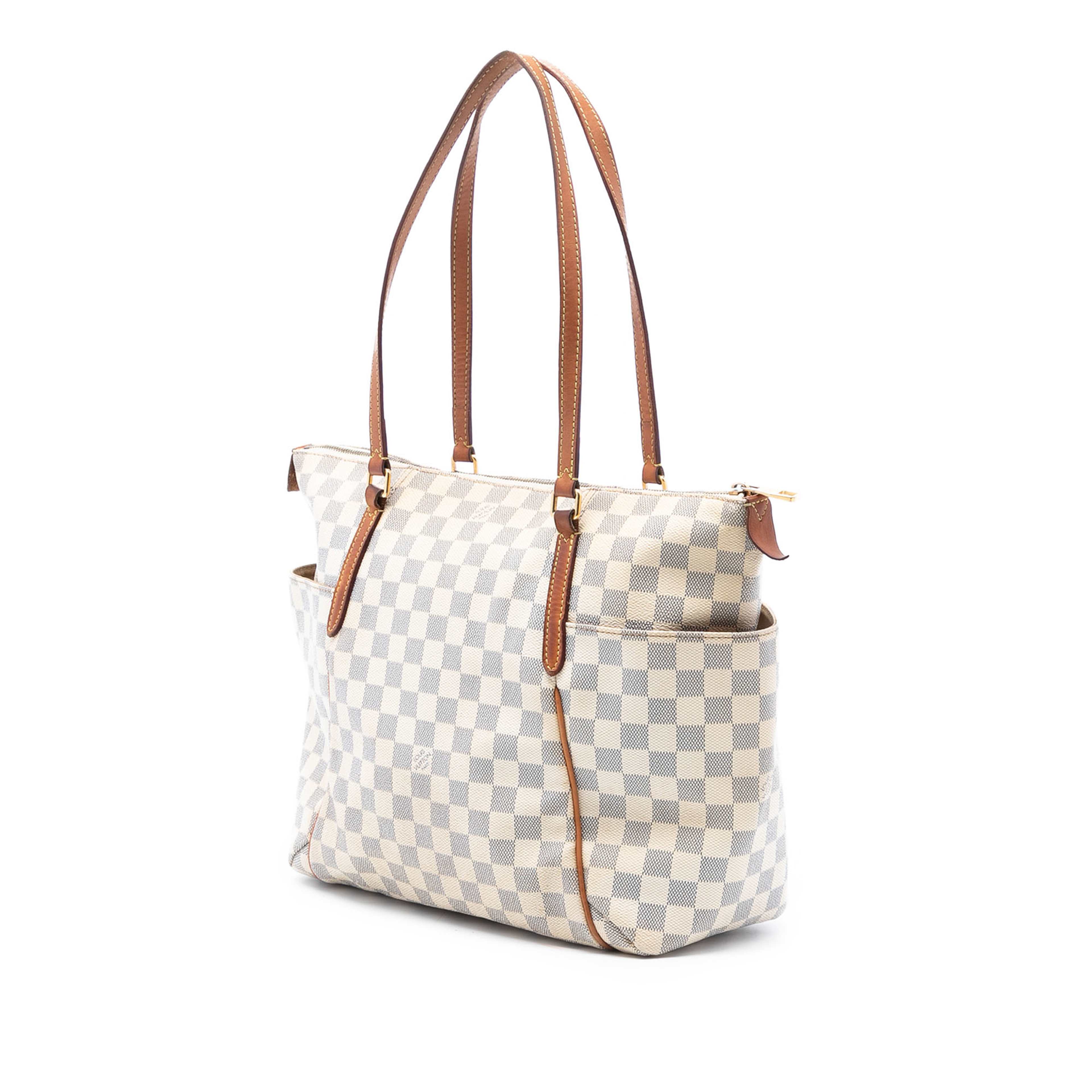 Louis Vuitton Damier Azur Totally Mm, från Luxclusif, i färgen white. Klicka för att öppna bilden i stort format