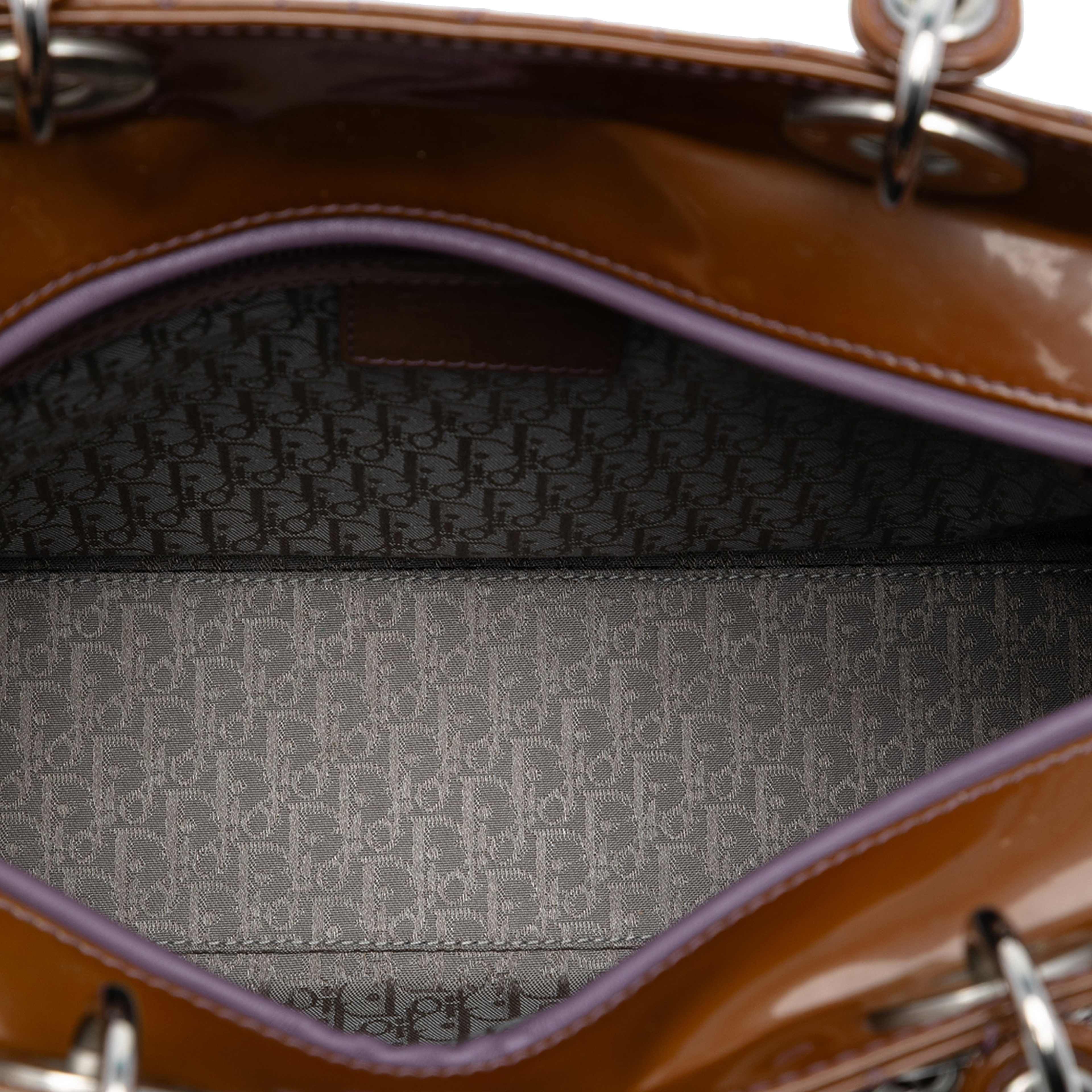 Dior Large Patent Cannage Lady Dior, från Luxclusif, i färgen brown. Klicka för att öppna bilden i stort format