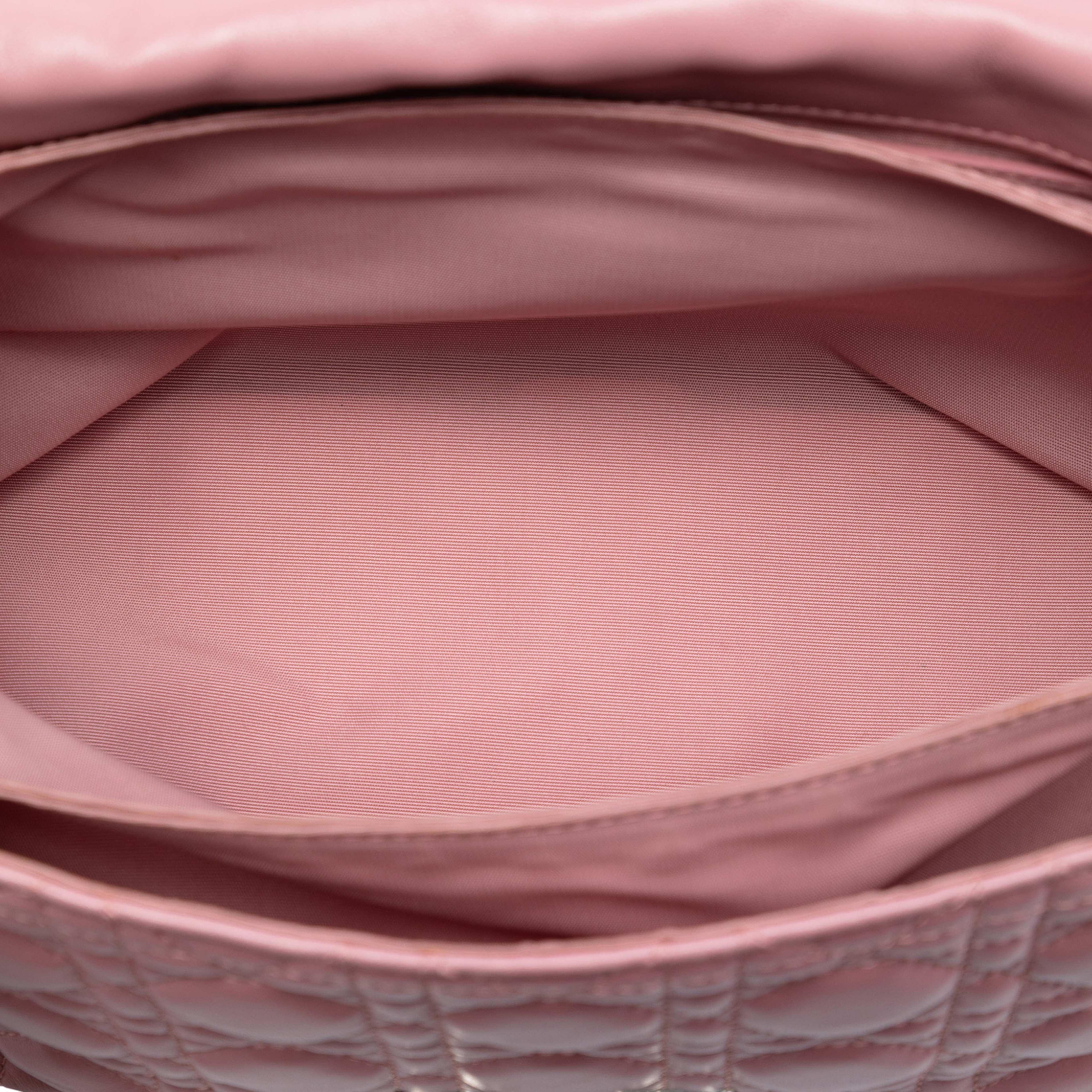 Dior Lambskin Cannage New Lock Flap, från Luxclusif, i färgen pink. Klicka för att öppna bilden i stort format