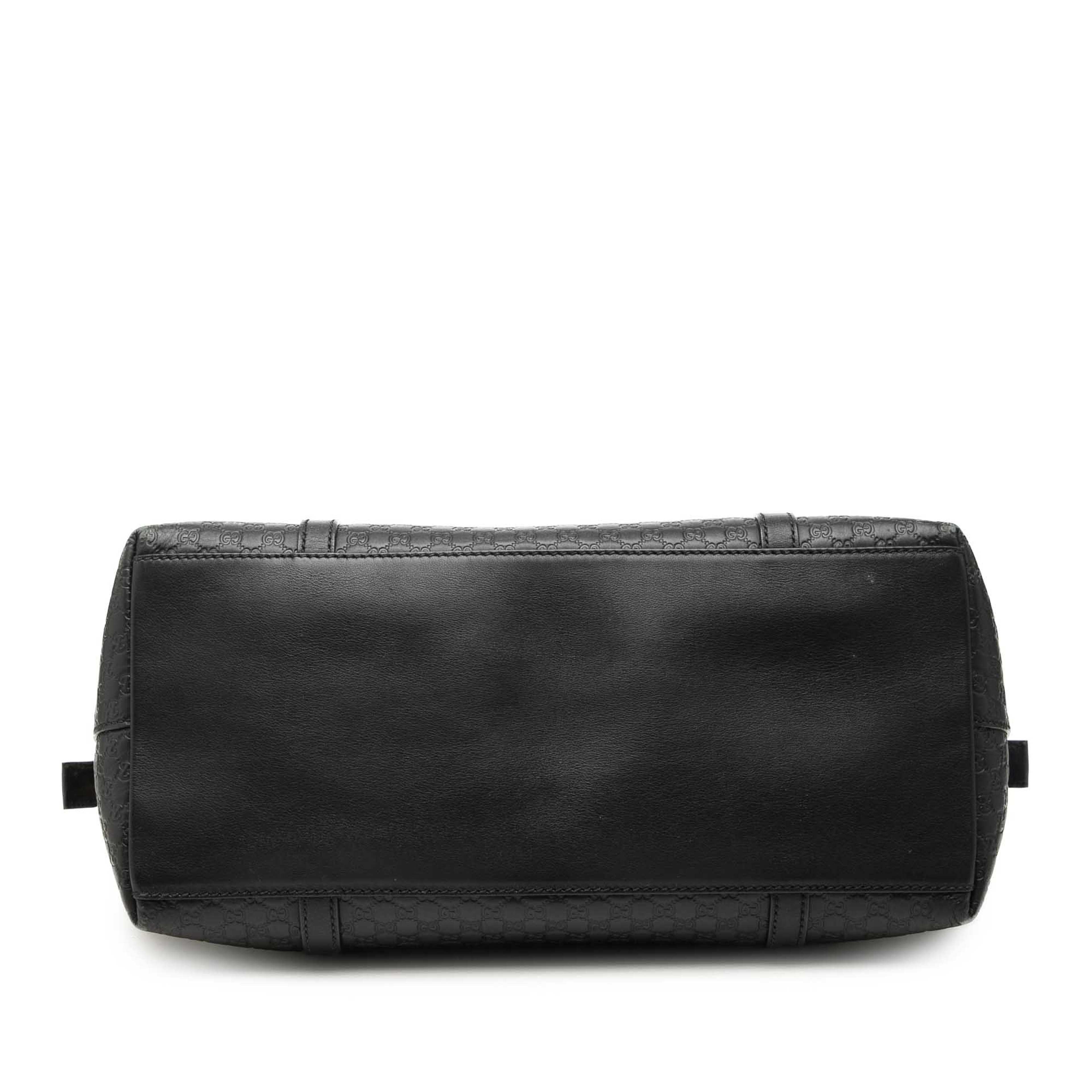 Gucci Large Microguccissima Dome Satchel, från Luxclusif, i färgen svart. Klicka för att öppna bilden i stort format