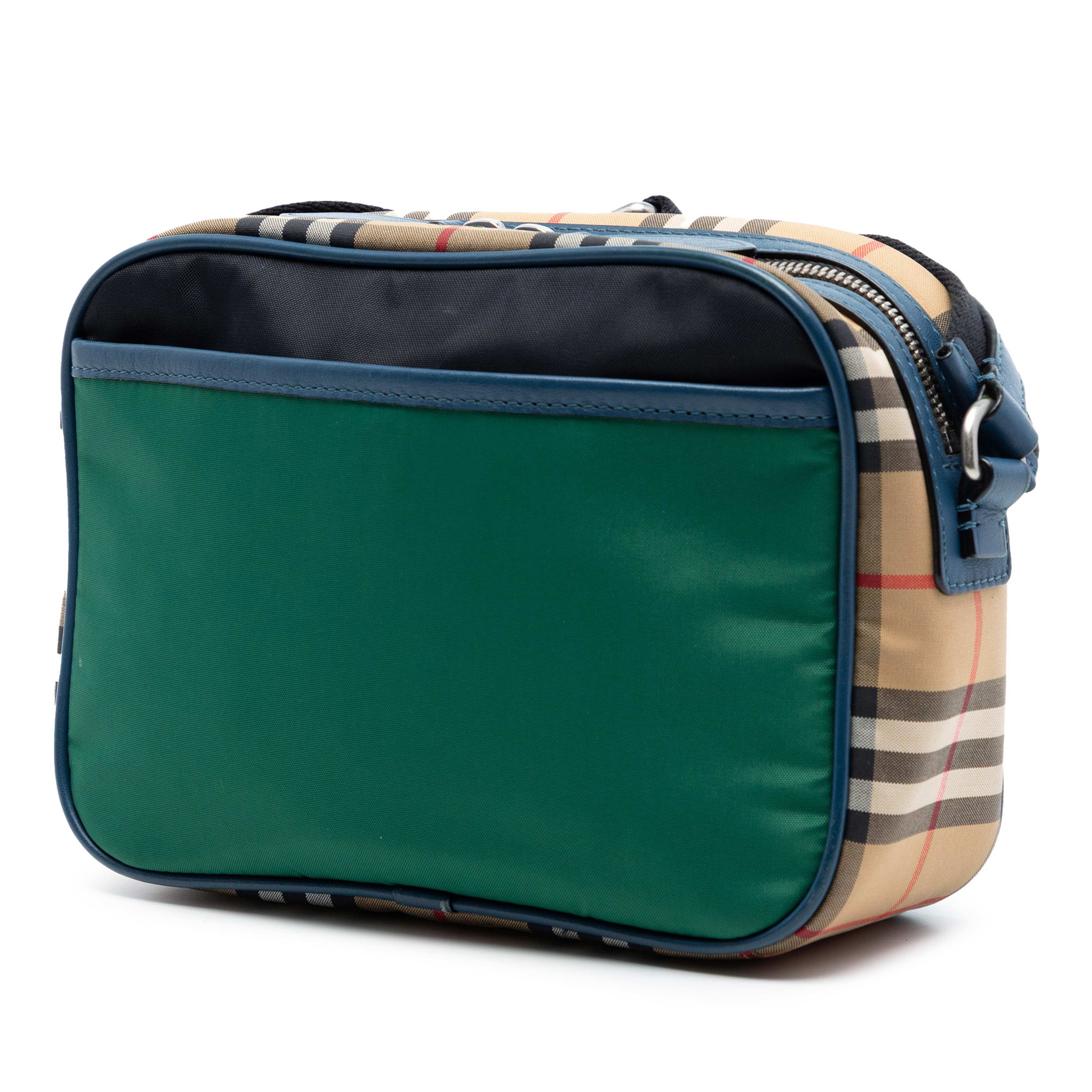 Burberry House Check Trimmed Nylon Paddy Crossbody, från Luxclusif, i färgen green. Klicka för att öppna bilden i stort format