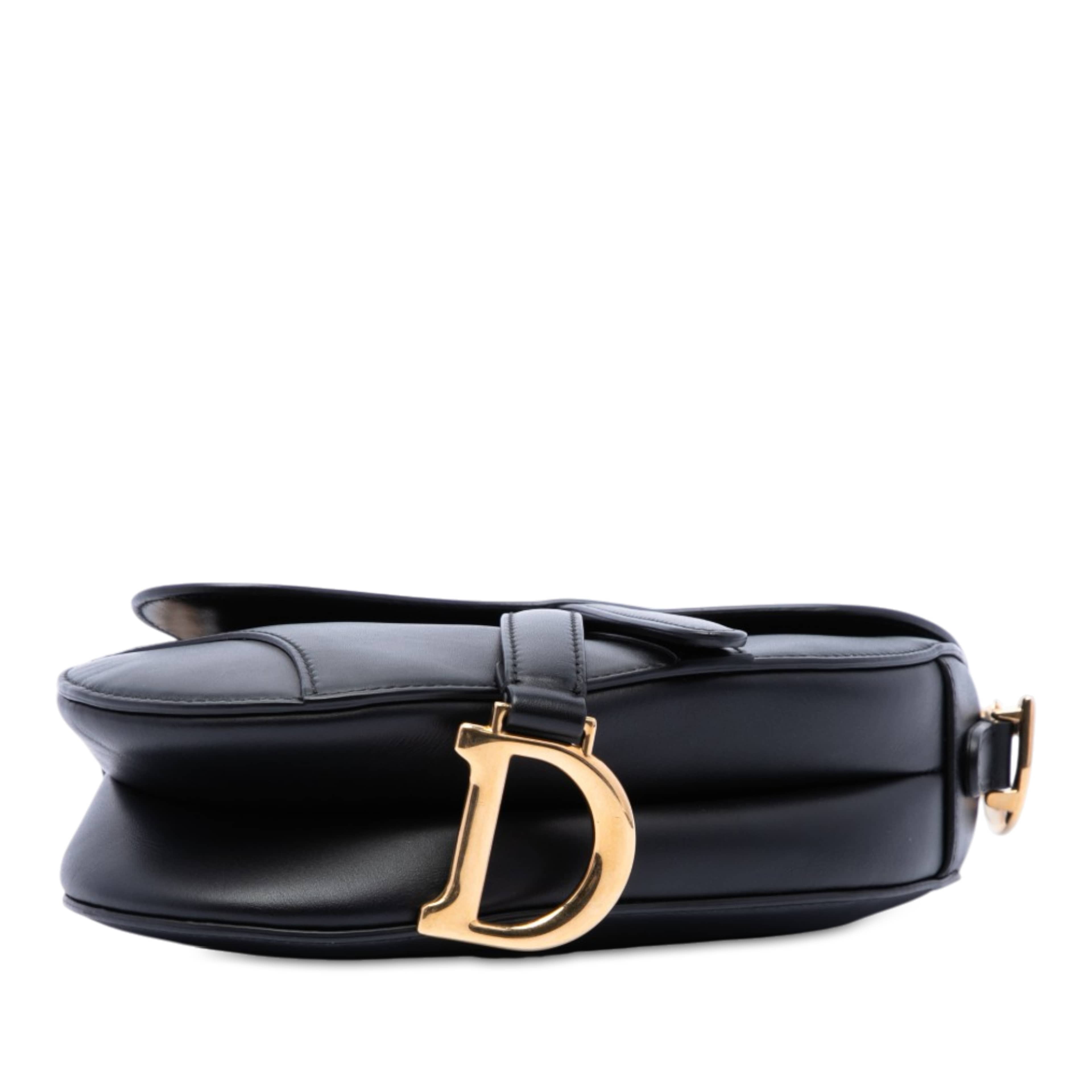 Dior Mini Smooth Calfskin Saddle Bag, från Luxclusif, i färgen svart. Klicka för att öppna bilden i stort format