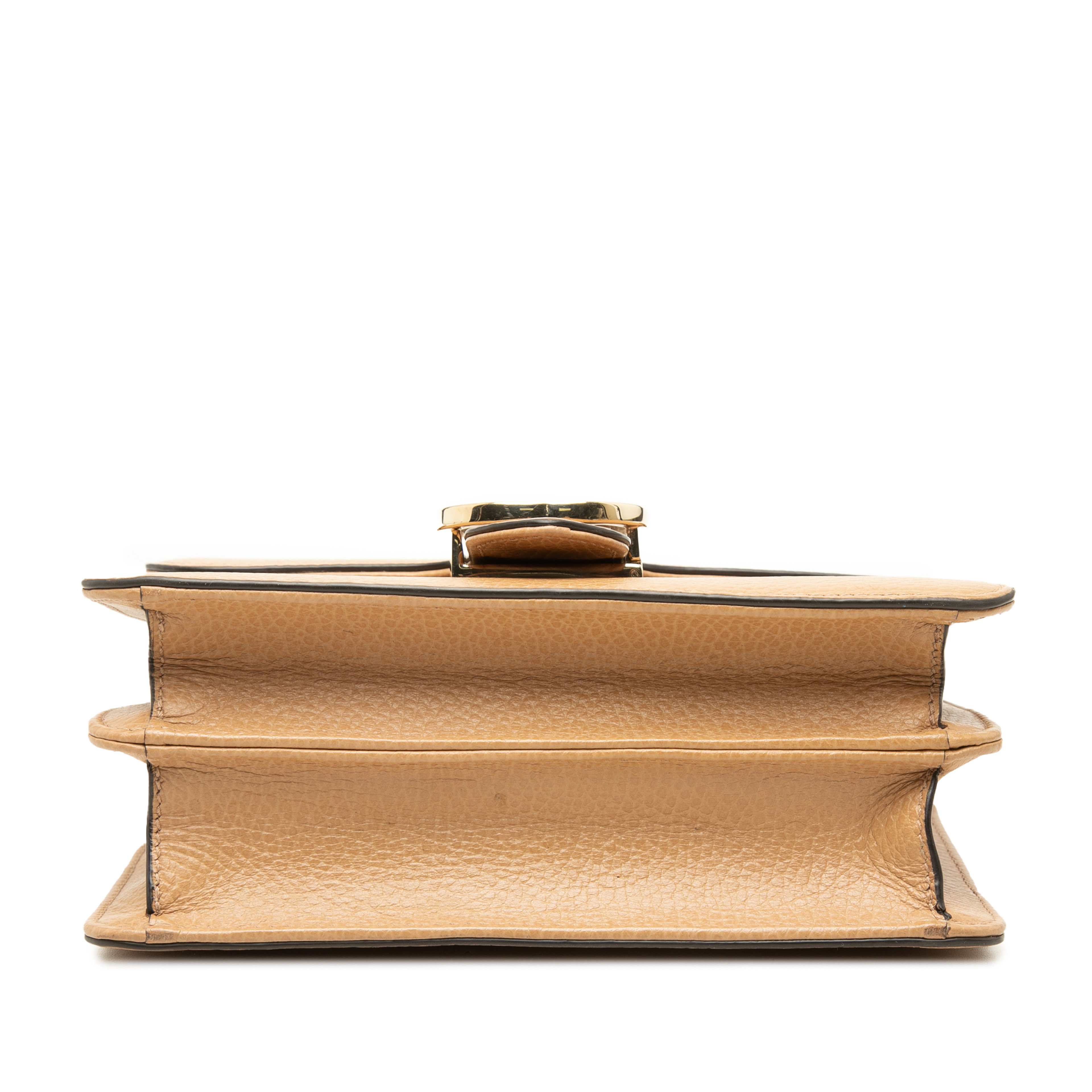 Gucci Small Dollar Calfskin Interlocking G Crossbody, från Luxclusif, i färgen brun. Klicka för att öppna bilden i stort format