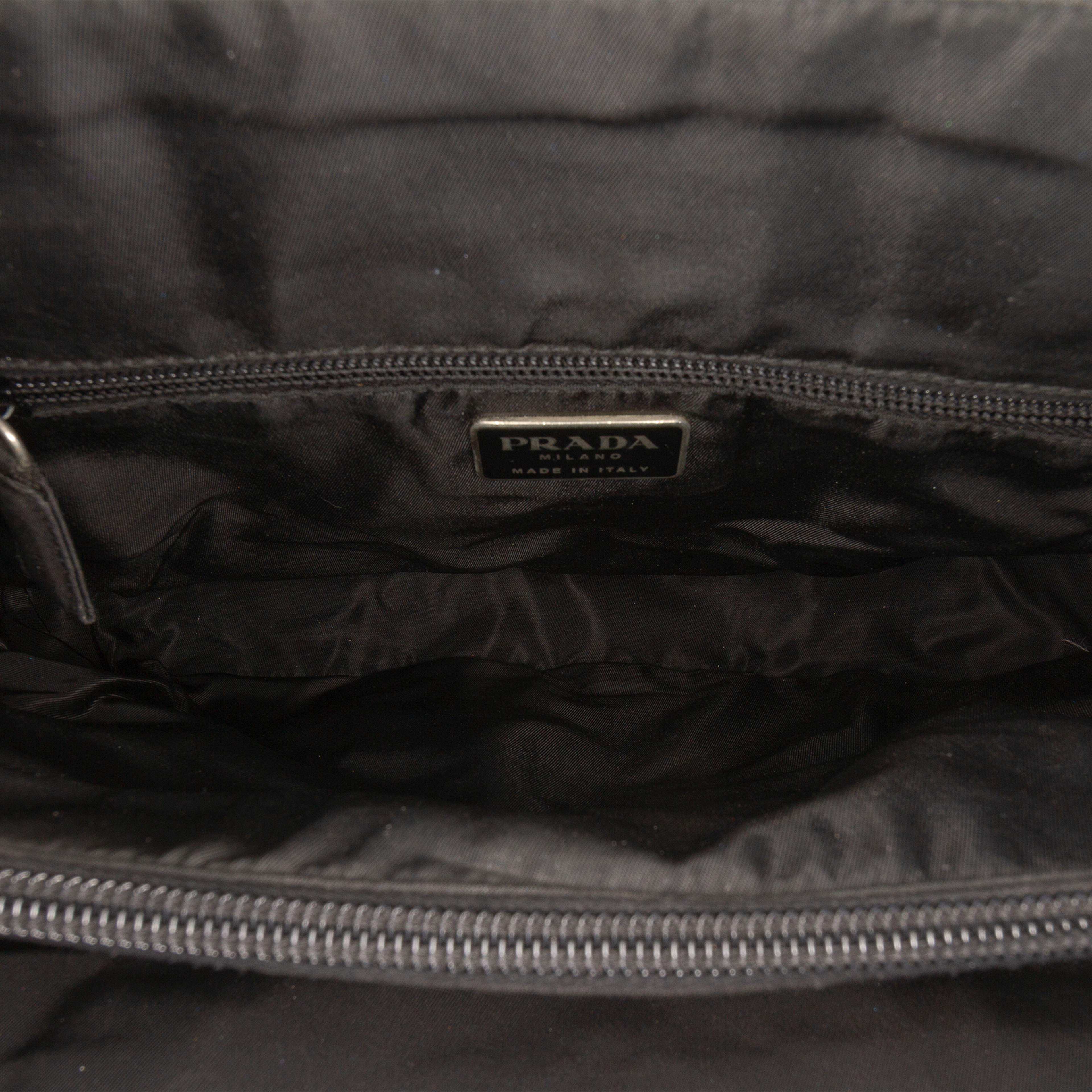 Prada Tessuto Handbag, från Luxclusif, i färgen black. Klicka för att öppna bilden i stort format