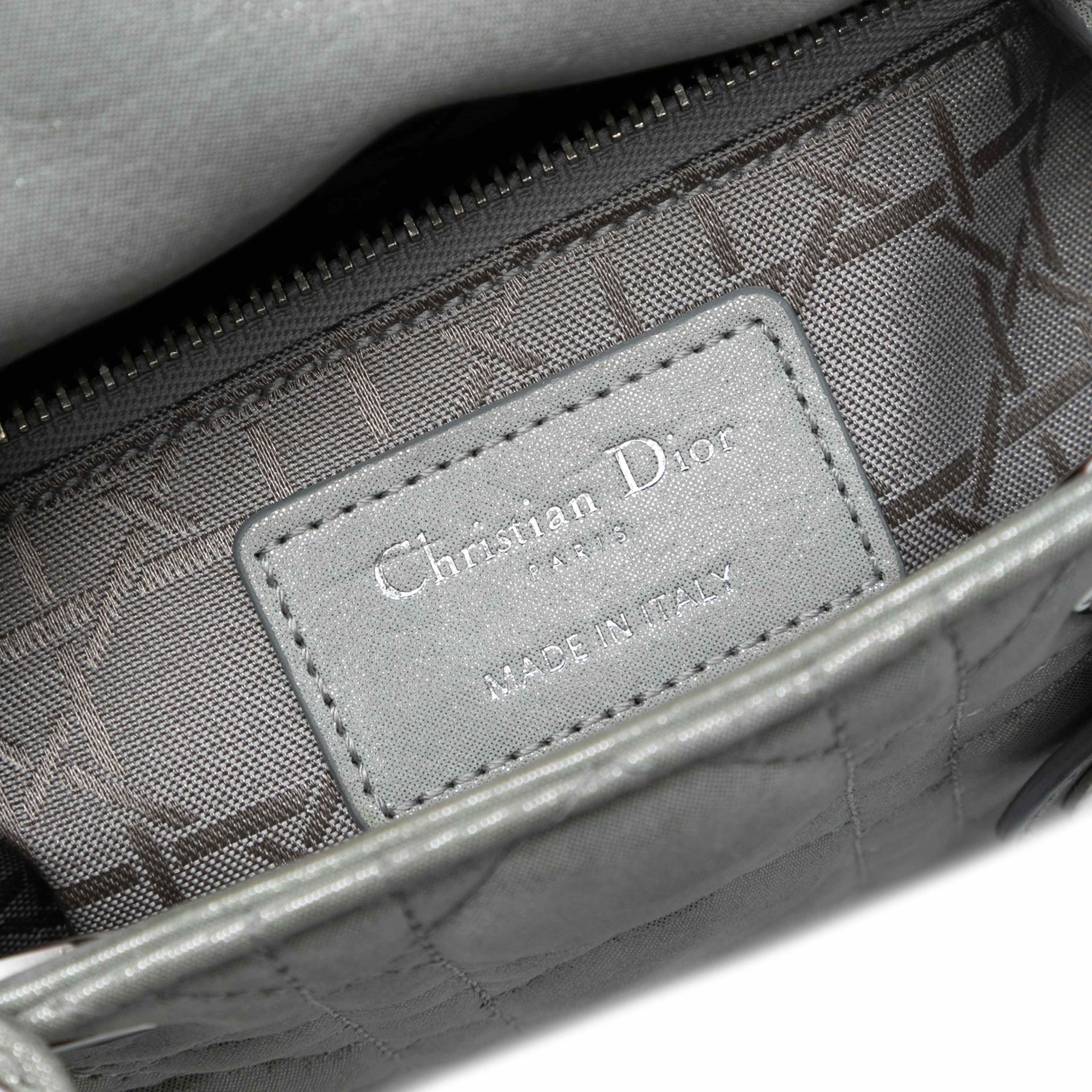 Dior Mini Iridescent Lambskin Cannage Lady Dior, från Luxclusif, i färgen silver. Klicka för att öppna bilden i stort format