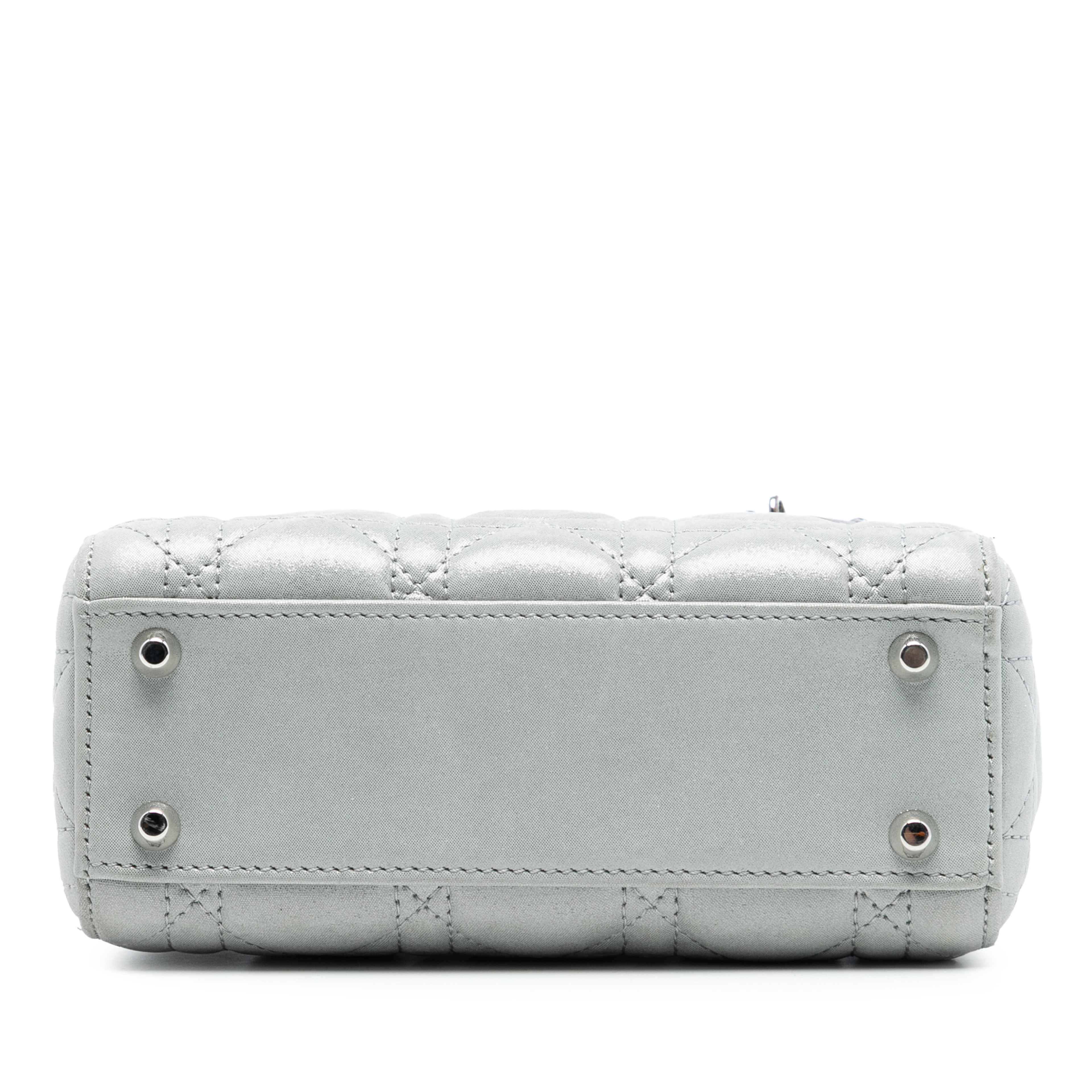 Dior Mini Iridescent Lambskin Cannage Lady Dior, från Luxclusif, i färgen silver. Klicka för att öppna bilden i stort format