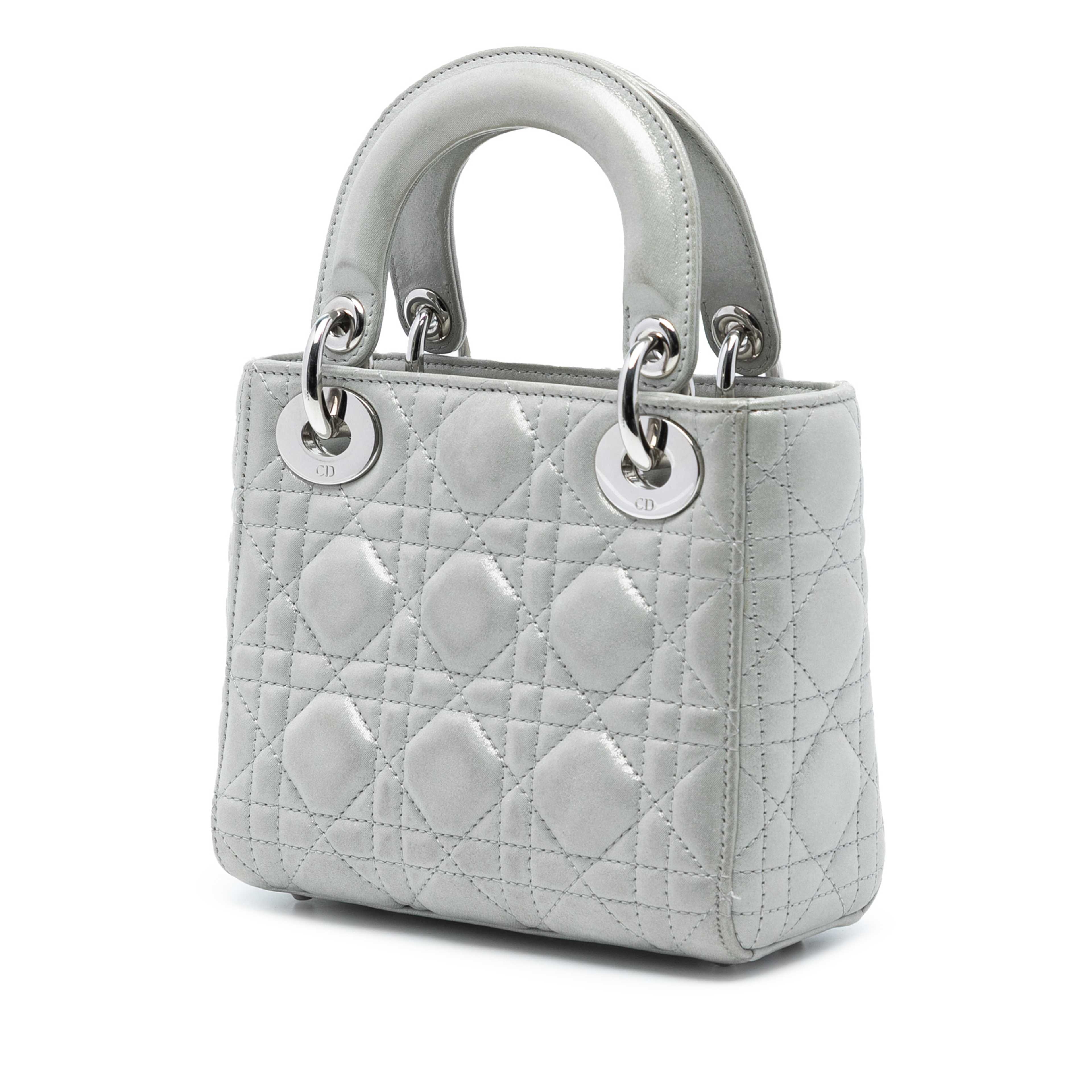Dior Mini Iridescent Lambskin Cannage Lady Dior, från Luxclusif, i färgen silver. Klicka för att öppna bilden i stort format