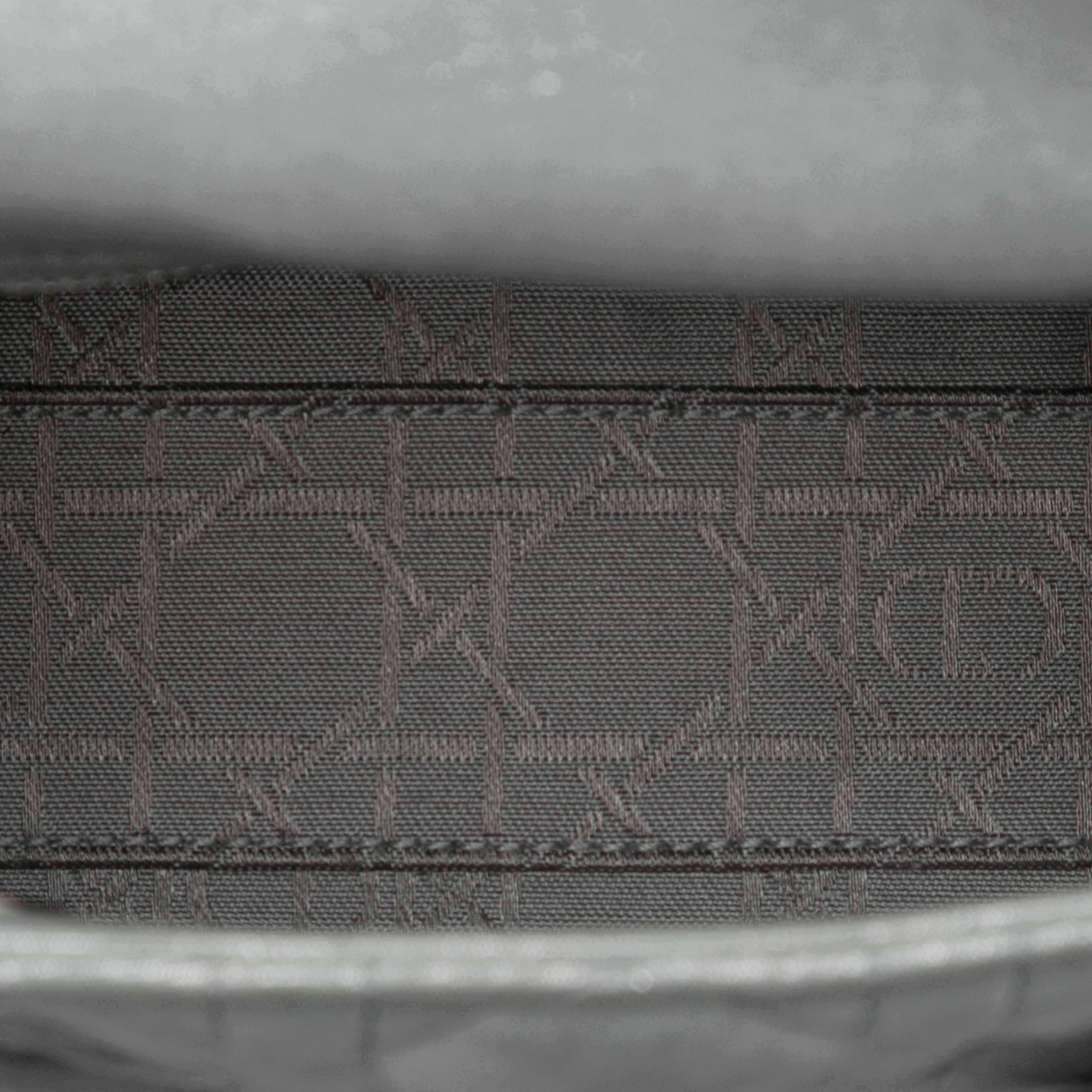 Dior Mini Iridescent Lambskin Cannage Lady Dior, från Luxclusif, i färgen silver. Klicka för att öppna bilden i stort format