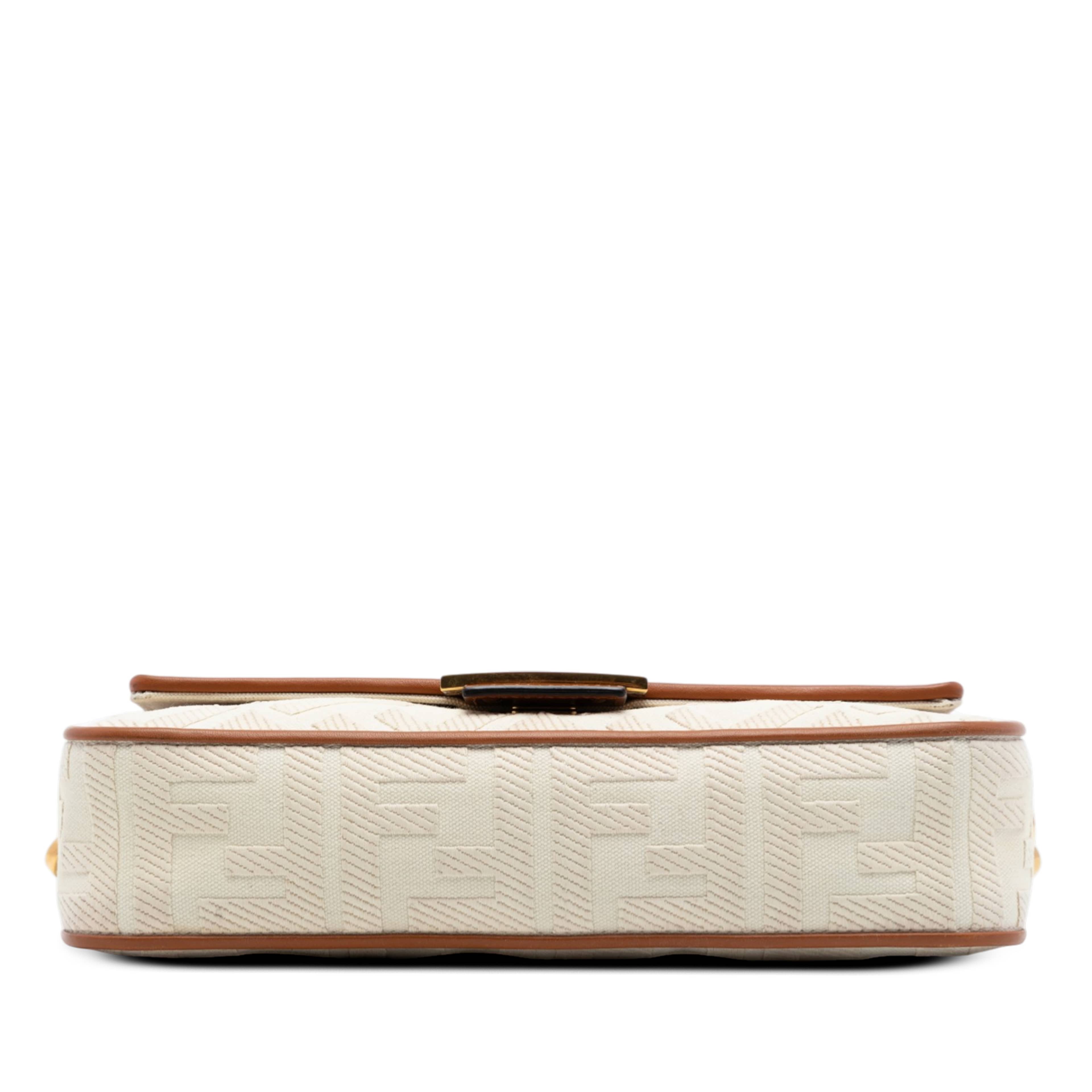 Fendi Zucca Embroidered Canvas Baguette Satchel, från Luxclusif, i färgen beige. Klicka för att öppna bilden i stort format