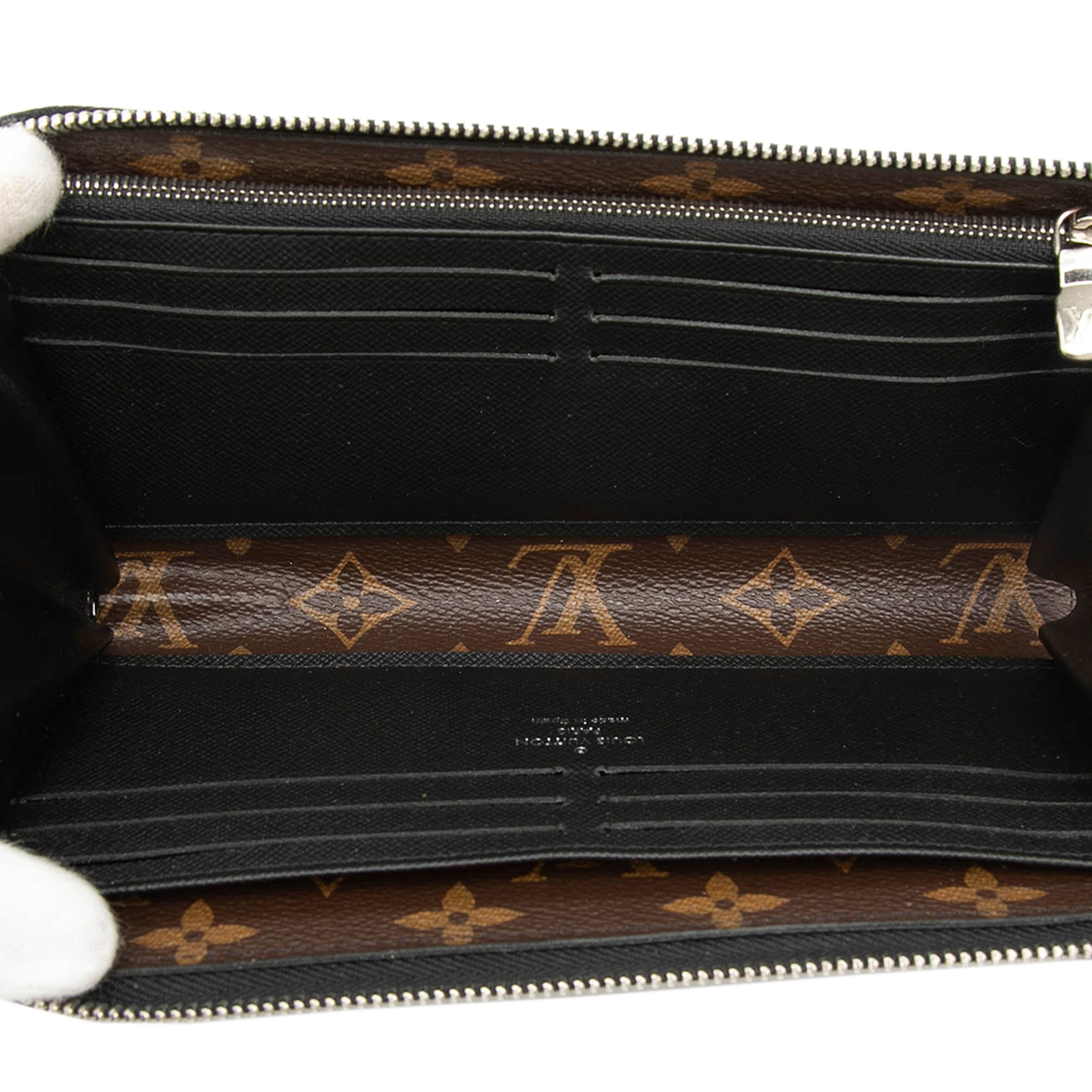 Louis Vuitton Monogram Dragonne Zippy Wallet, från Luxclusif, i färgen brown. Klicka för att öppna bilden i stort format