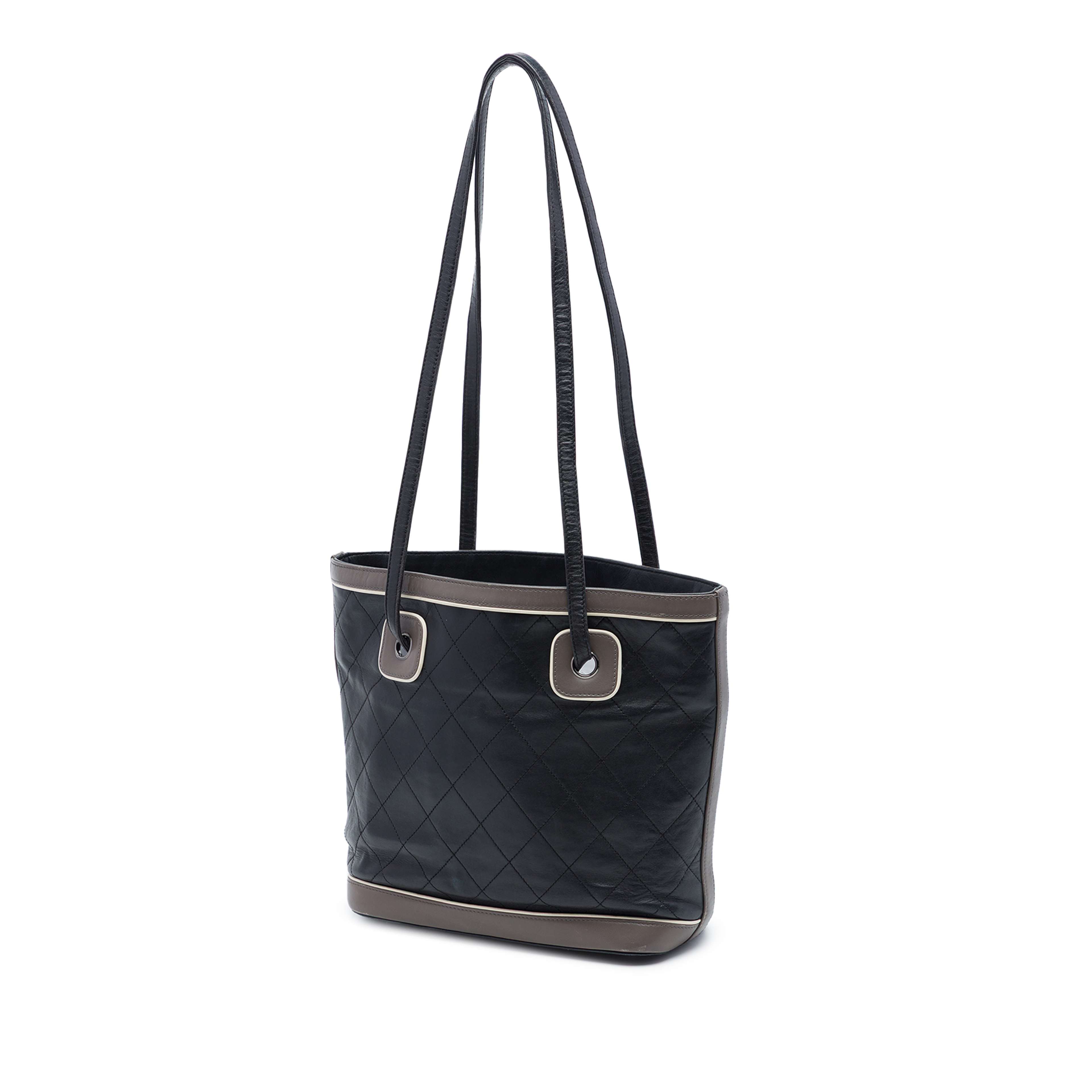 Chanel Cc Quilted Lambskin Country Club Tote, från Luxclusif, i färgen svart. Klicka för att öppna bilden i stort format