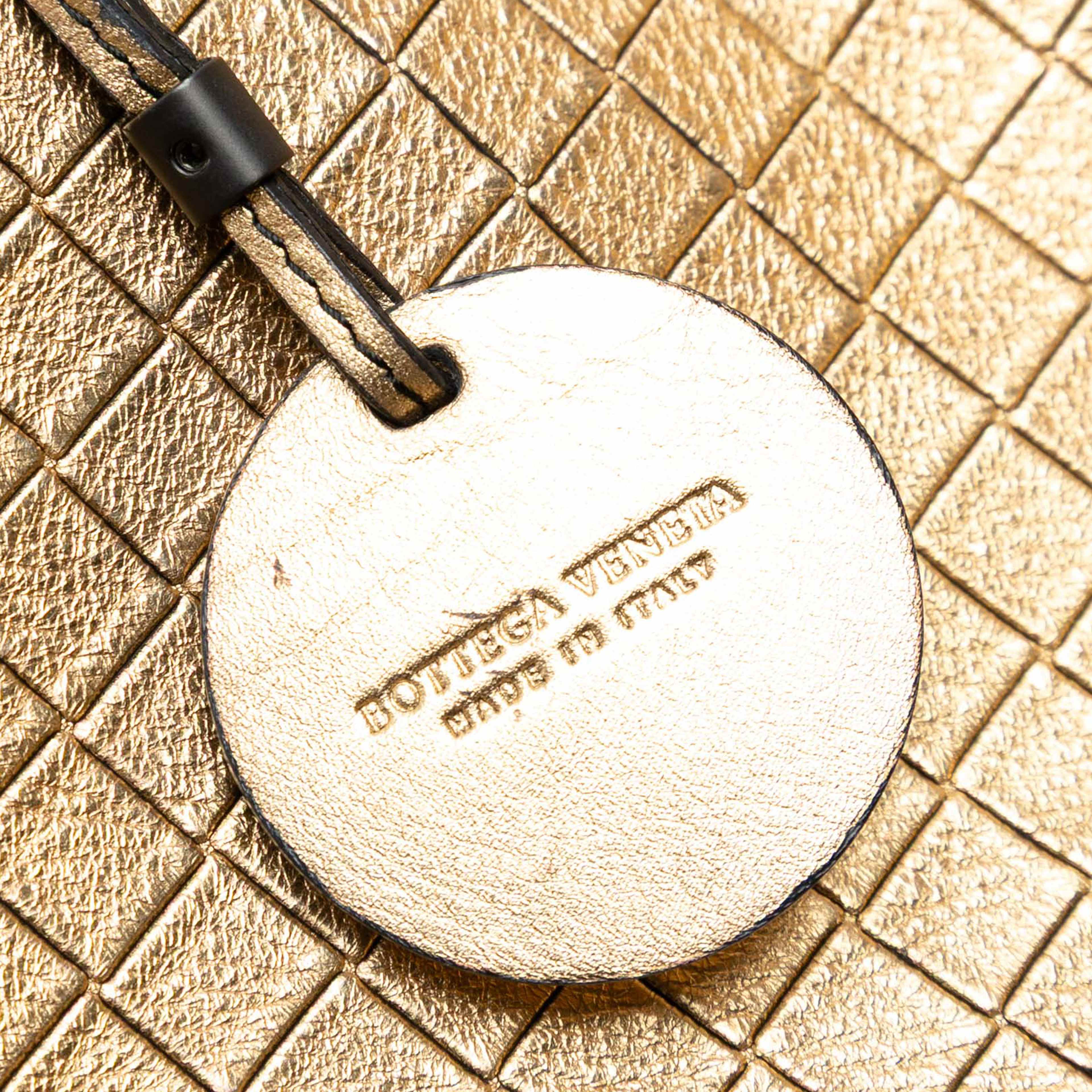 Bottega Veneta Metallic Leather Intrecciomirage Tote, från Luxclusif, i färgen gold. Klicka för att öppna bilden i stort format