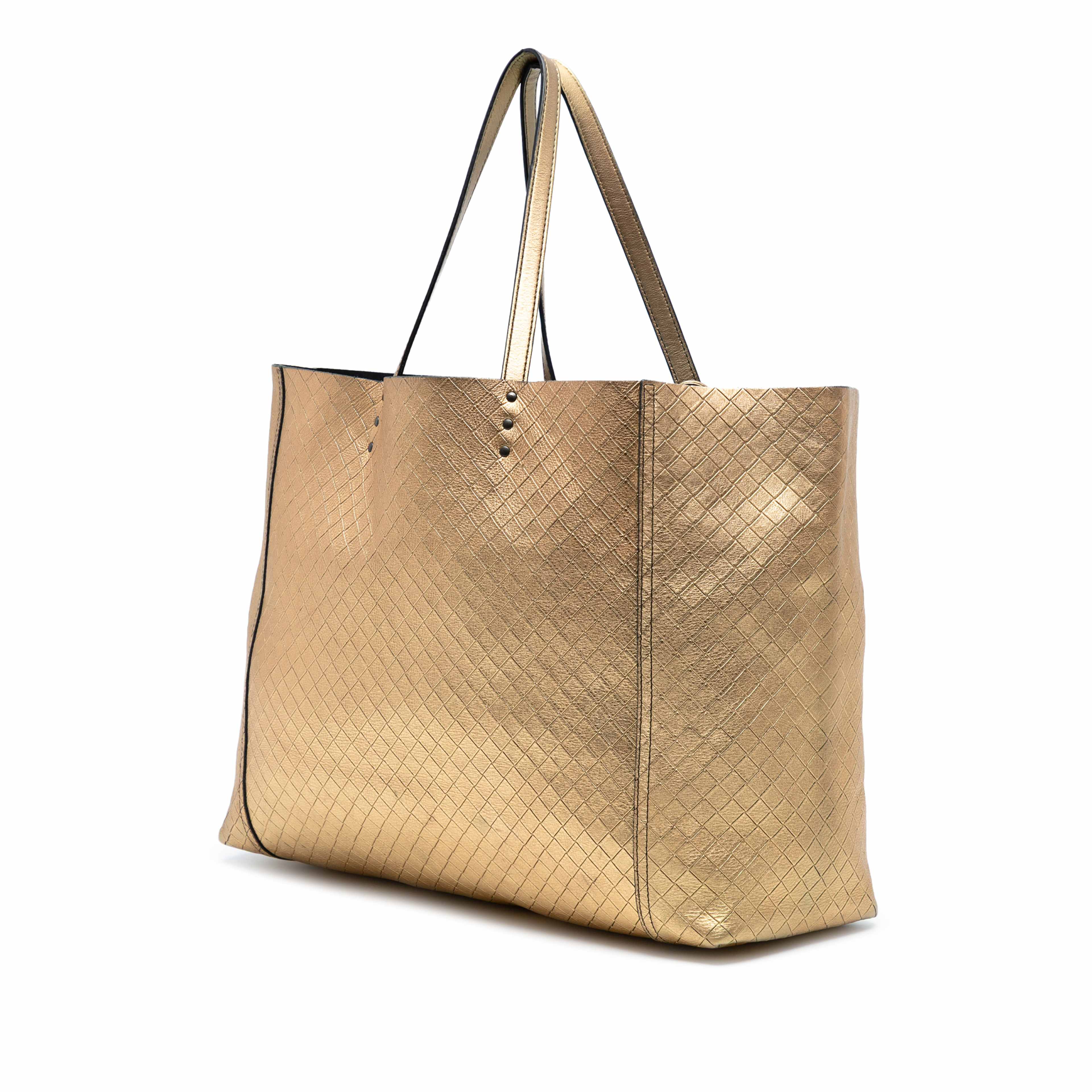 Bottega Veneta Metallic Leather Intrecciomirage Tote, från Luxclusif, i färgen gold. Klicka för att öppna bilden i stort format