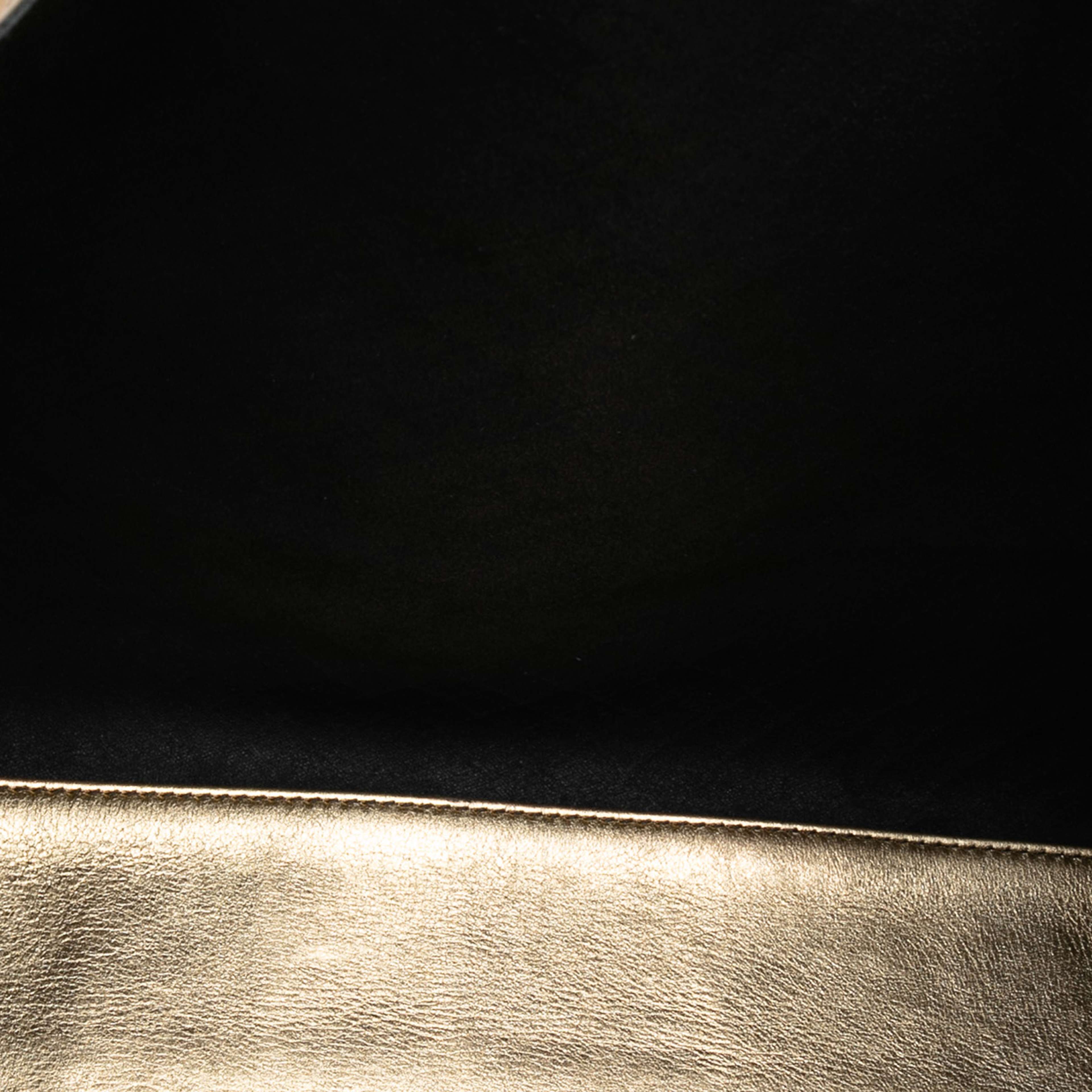 Bottega Veneta Metallic Leather Intrecciomirage Tote, från Luxclusif, i färgen gold. Klicka för att öppna bilden i stort format