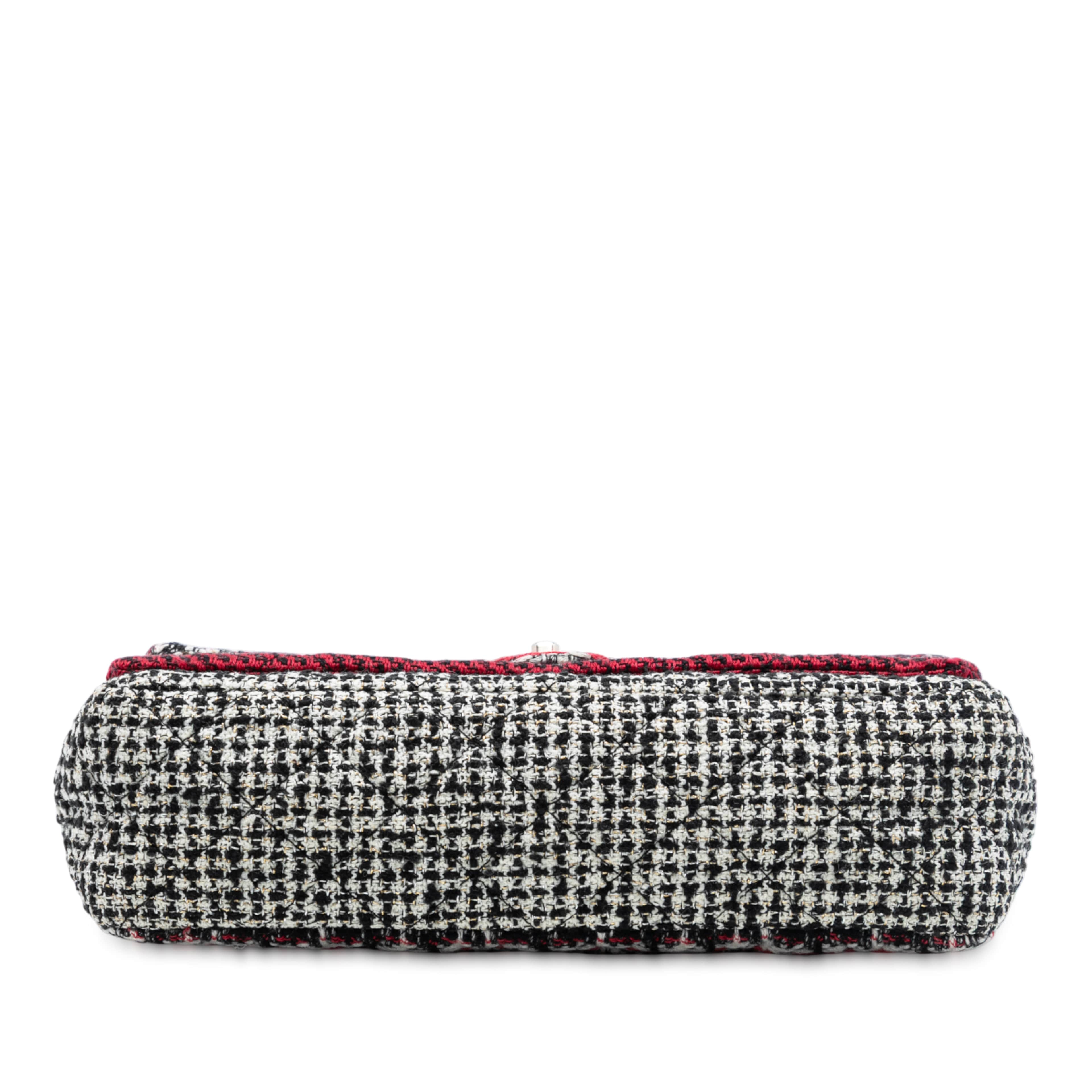 Chanel Medium Cc Tweed Multi Print Double Flap, från Luxclusif, i färgen red. Klicka för att öppna bilden i stort format