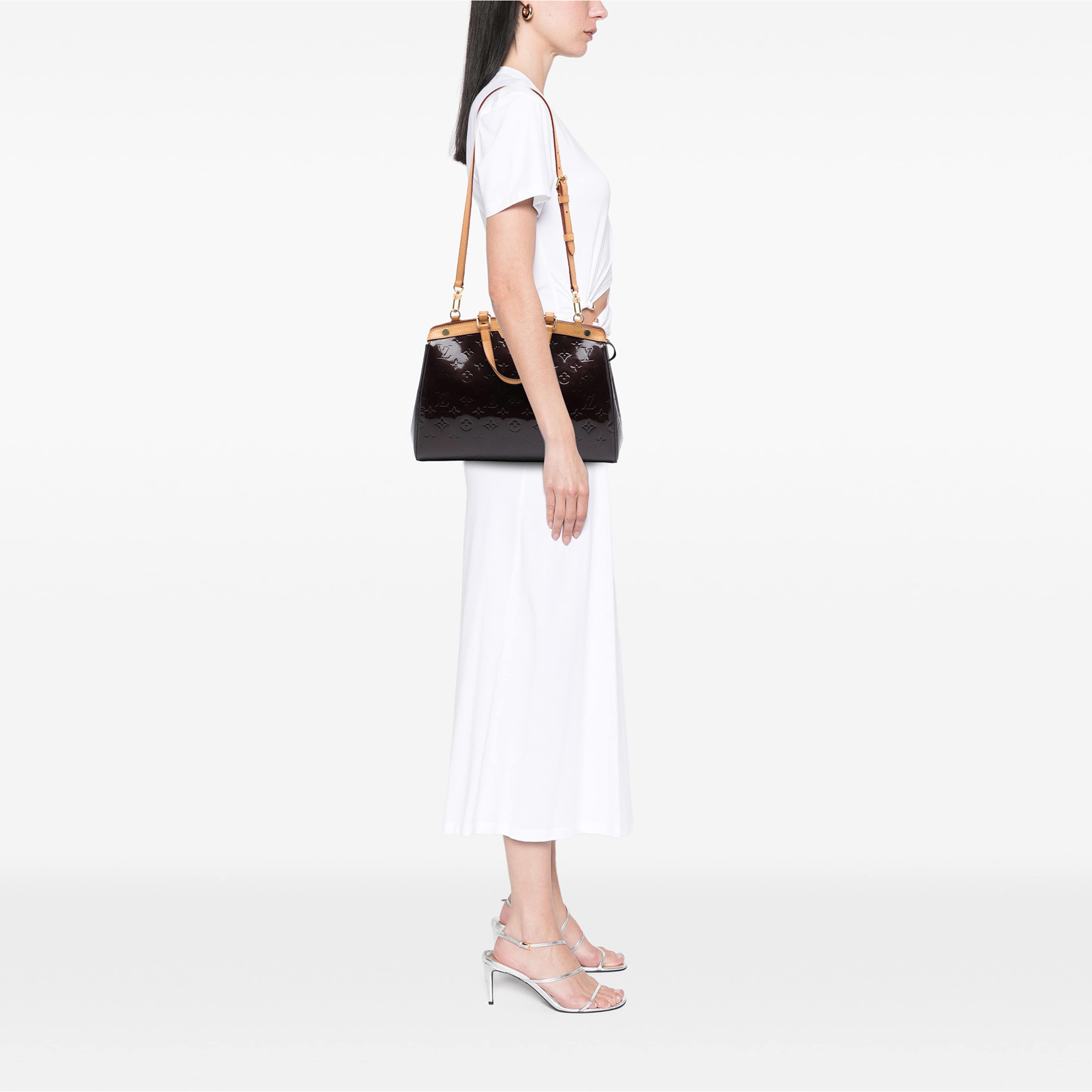 Louis Vuitton Monogram Vernis Brea Mm, från Luxclusif, i färgen purpur. Klicka för att öppna bilden i stort format