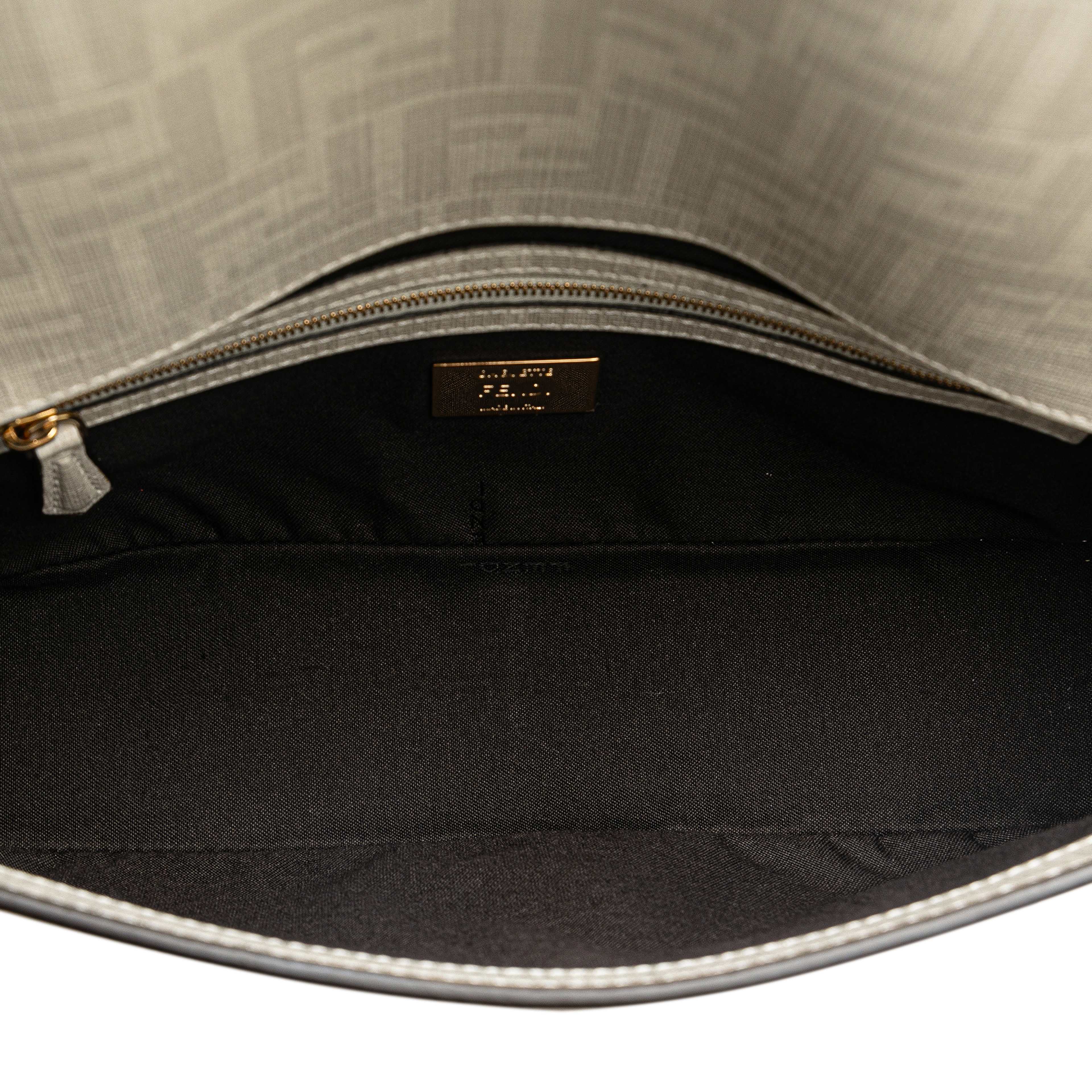 Fendi Zucca Graphic Print Coated Canvas Bikini Girls Baguette Satchel, från Luxclusif, i färgen white. Klicka för att öppna bilden i stort format